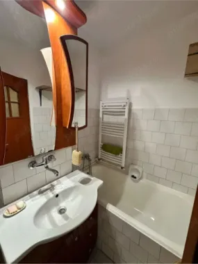 BRASADAS vinde ap 2 cam cu balcon etaj 2/3 Botizului.