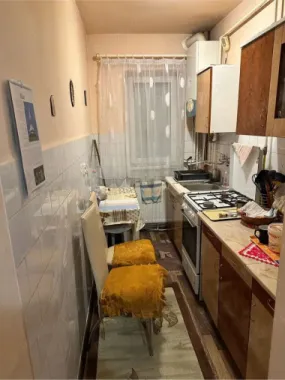 BRASADAS vinde ap 2 cam cu balcon etaj 2/3 Botizului.