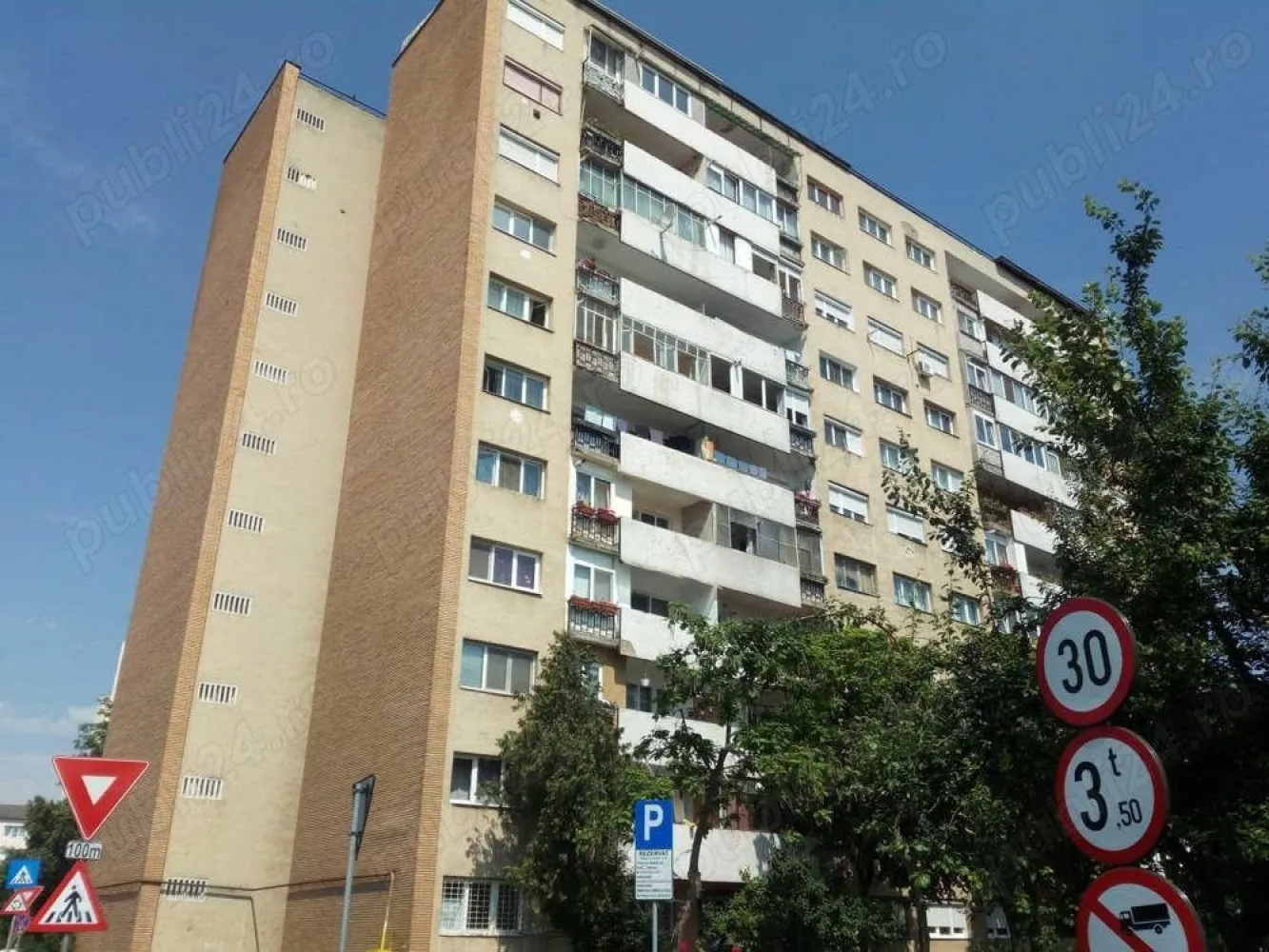 BRASADAS vinde ap 2 cam la PARTER zona Spitalul Judetean. - Agenția imobiliara BRASADAS vinde apartament cu 2 camere din caramida, situat la parter intr-un bloc cu 10 etaje, vis-a-vis cu biserica reformata, si statie de autobus.

Este intr-o strada si zona foarte buna, unde se gaseste spitalul nou si piata Somes doar 300m,Lidl 500m, pe loc mai este cresa, gradinita etc.

Apartamentul a fost renovata recent, se vinde NEMOBILAT si neutilitata, este ideal pentru familie, dar si pentru a deschide ex:
-birou
-salon cosmetic
-cabinet medical

Www.brasadas.com.
