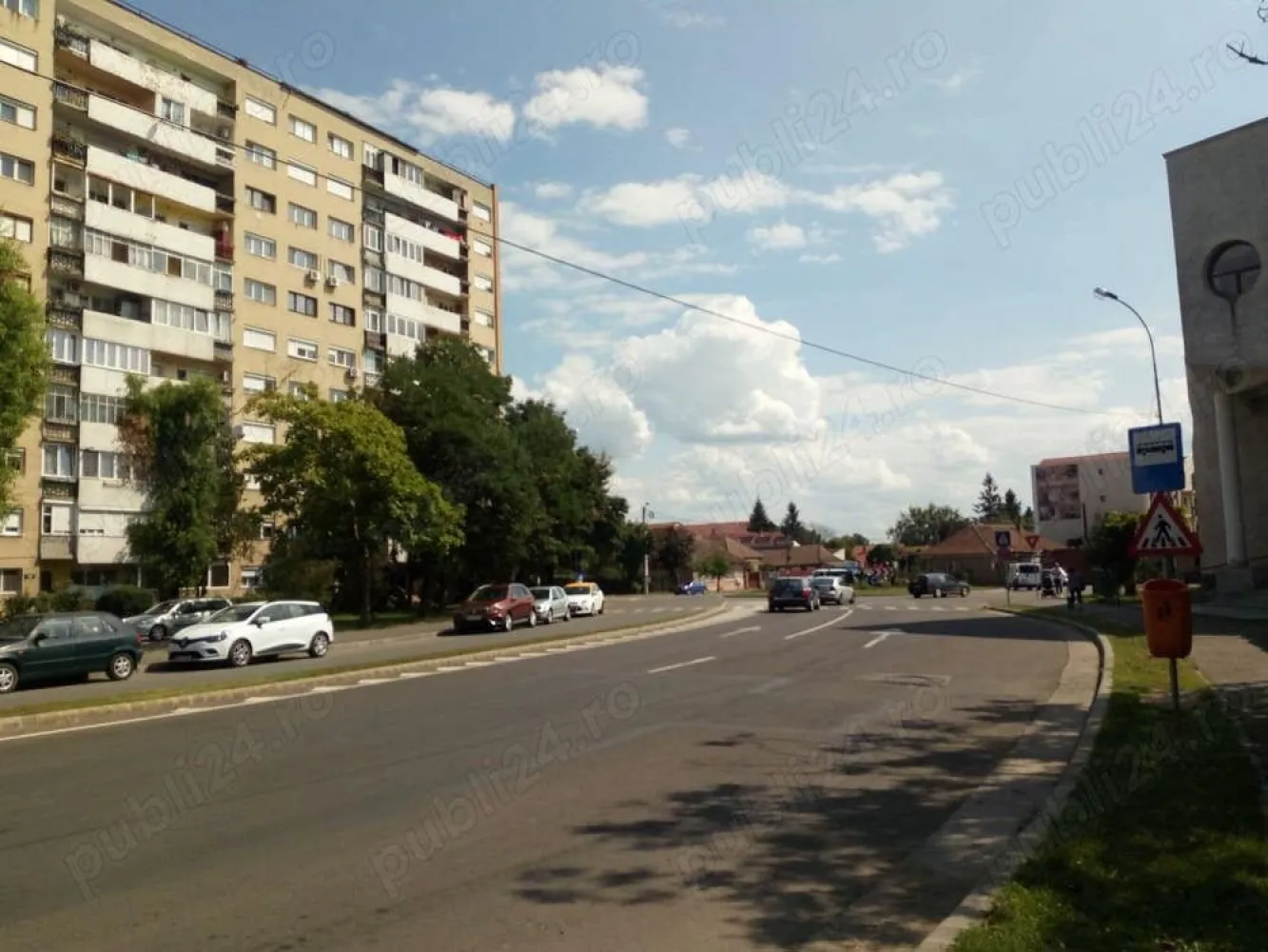 BRASADAS vinde ap 2 cam la PARTER zona Spitalul Judetean. - Agenția imobiliara BRASADAS vinde apartament cu 2 camere din caramida, situat la parter intr-un bloc cu 10 etaje, vis-a-vis cu biserica reformata, si statie de autobus.

Este intr-o strada si zona foarte buna, unde se gaseste spitalul nou si piata Somes doar 300m,Lidl 500m, pe loc mai este cresa, gradinita etc.

Apartamentul a fost renovata recent, se vinde NEMOBILAT si neutilitata, este ideal pentru familie, dar si pentru a deschide ex:
-birou
-salon cosmetic
-cabinet medical

Www.brasadas.com.