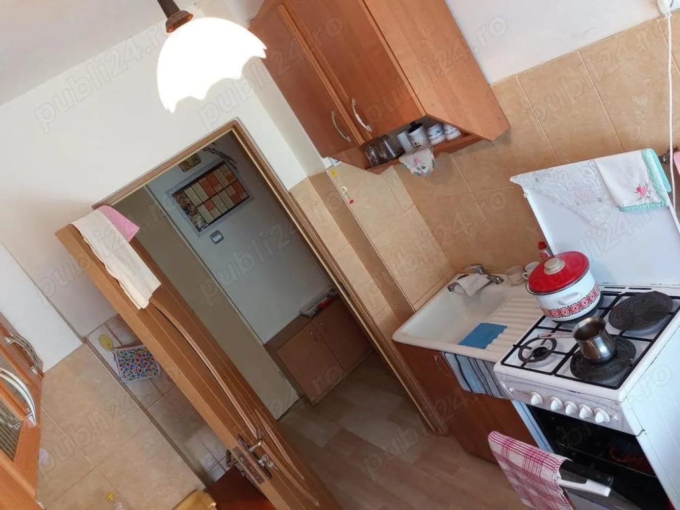 BRASADAS vinde ap 2 cam la PARTER zona Spitalul Judetean. - Agenția imobiliara BRASADAS vinde apartament cu 2 camere din caramida, situat la parter intr-un bloc cu 10 etaje, vis-a-vis cu biserica reformata, si statie de autobus.

Este intr-o strada si zona foarte buna, unde se gaseste spitalul nou si piata Somes doar 300m,Lidl 500m, pe loc mai este cresa, gradinita etc.

Apartamentul a fost renovata recent, se vinde NEMOBILAT si neutilitata, este ideal pentru familie, dar si pentru a deschide ex:
-birou
-salon cosmetic
-cabinet medical

Www.brasadas.com.