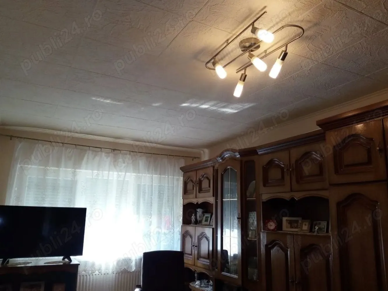 BRASADAS vinde ap 2 cam la PARTER zona Spitalul Judetean. - Agenția imobiliara BRASADAS vinde apartament cu 2 camere din caramida, situat la parter intr-un bloc cu 10 etaje, vis-a-vis cu biserica reformata, si statie de autobus.

Este intr-o strada si zona foarte buna, unde se gaseste spitalul nou si piata Somes doar 300m,Lidl 500m, pe loc mai este cresa, gradinita etc.

Apartamentul a fost renovata recent, se vinde NEMOBILAT si neutilitata, este ideal pentru familie, dar si pentru a deschide ex:
-birou
-salon cosmetic
-cabinet medical

Www.brasadas.com.
