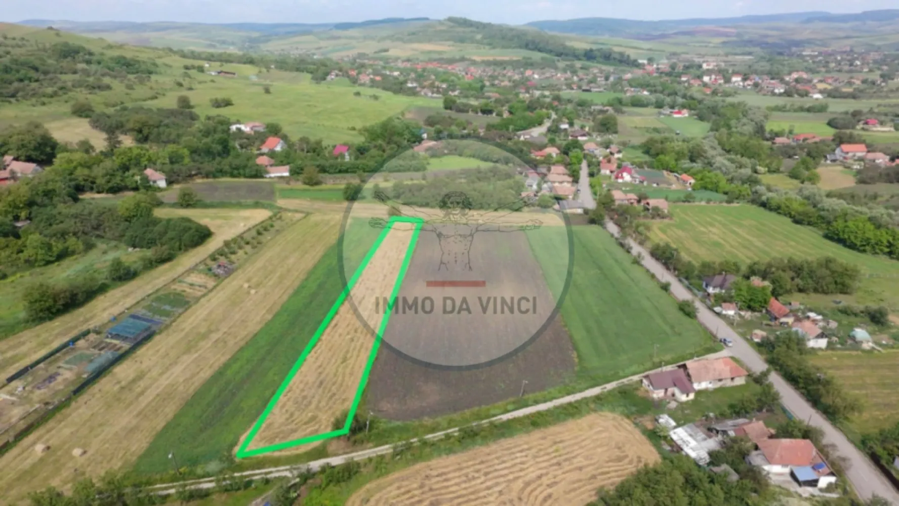 Teren Intravilan 1.439 mp Borșa, Cluj – Ideal Casă sau Cabană - Propunem spre vânzare un teren intravilan generos, în suprafață de 1.439 mp, situat în localitatea Borșa, județul Cluj. 
Proprietatea reprezintă oportunitatea perfectă pentru cei care își doresc o locuință individuală sau o cabană de weekend într-o zonă liniștită, dar accesibilă.

Caracteristici principale:
Suprafață: 1.439 mp (intravilan)
Preț: 15 EUR / mp (Preț total: 21.585 EUR)
Locație: Borșa, Cluj 25km de oraș 

Avantaje și facilități:
Terenul se află la doar aproximativ 200 de metri de drumul asfaltat.
Utilități în zonă: Conectare rapidă și facilă la rețelele de curent, apă, canalizare și fibră optică.
Potențial: Configurația terenului este ideală pentru construcția unei case unifamiliale sau a unei unități de vacanță.Bucurați-vă de aer curat și intimitate, rămânând în același timp conectați la facilitățile moderne. 

Pentru mai multe detalii sau pentru a programa o vizionare, nu ezitați să ne contactați!