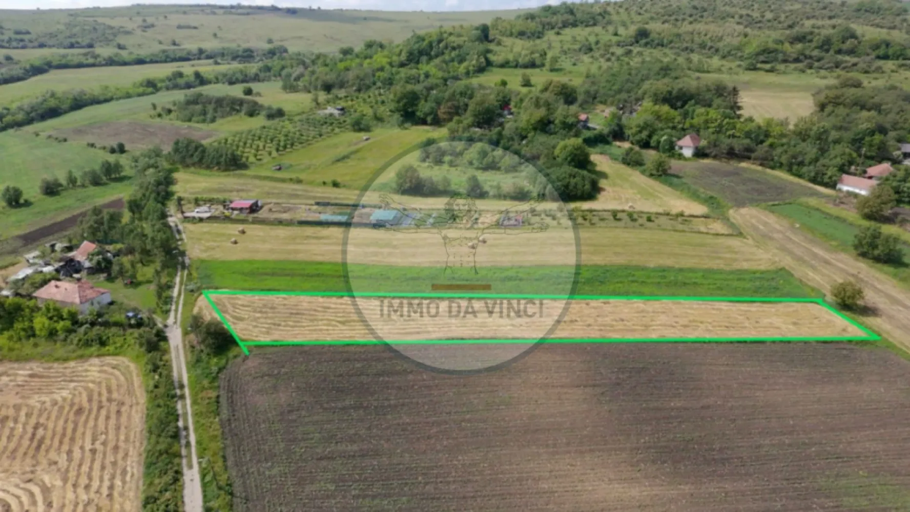 Teren Intravilan 1.439 mp Borșa, Cluj – Ideal Casă sau Cabană - Propunem spre vânzare un teren intravilan generos, în suprafață de 1.439 mp, situat în localitatea Borșa, județul Cluj. 
Proprietatea reprezintă oportunitatea perfectă pentru cei care își doresc o locuință individuală sau o cabană de weekend într-o zonă liniștită, dar accesibilă.

Caracteristici principale:
Suprafață: 1.439 mp (intravilan)
Preț: 15 EUR / mp (Preț total: 21.585 EUR)
Locație: Borșa, Cluj 25km de oraș 

Avantaje și facilități:
Terenul se află la doar aproximativ 200 de metri de drumul asfaltat.
Utilități în zonă: Conectare rapidă și facilă la rețelele de curent, apă, canalizare și fibră optică.
Potențial: Configurația terenului este ideală pentru construcția unei case unifamiliale sau a unei unități de vacanță.Bucurați-vă de aer curat și intimitate, rămânând în același timp conectați la facilitățile moderne. 

Pentru mai multe detalii sau pentru a programa o vizionare, nu ezitați să ne contactați!