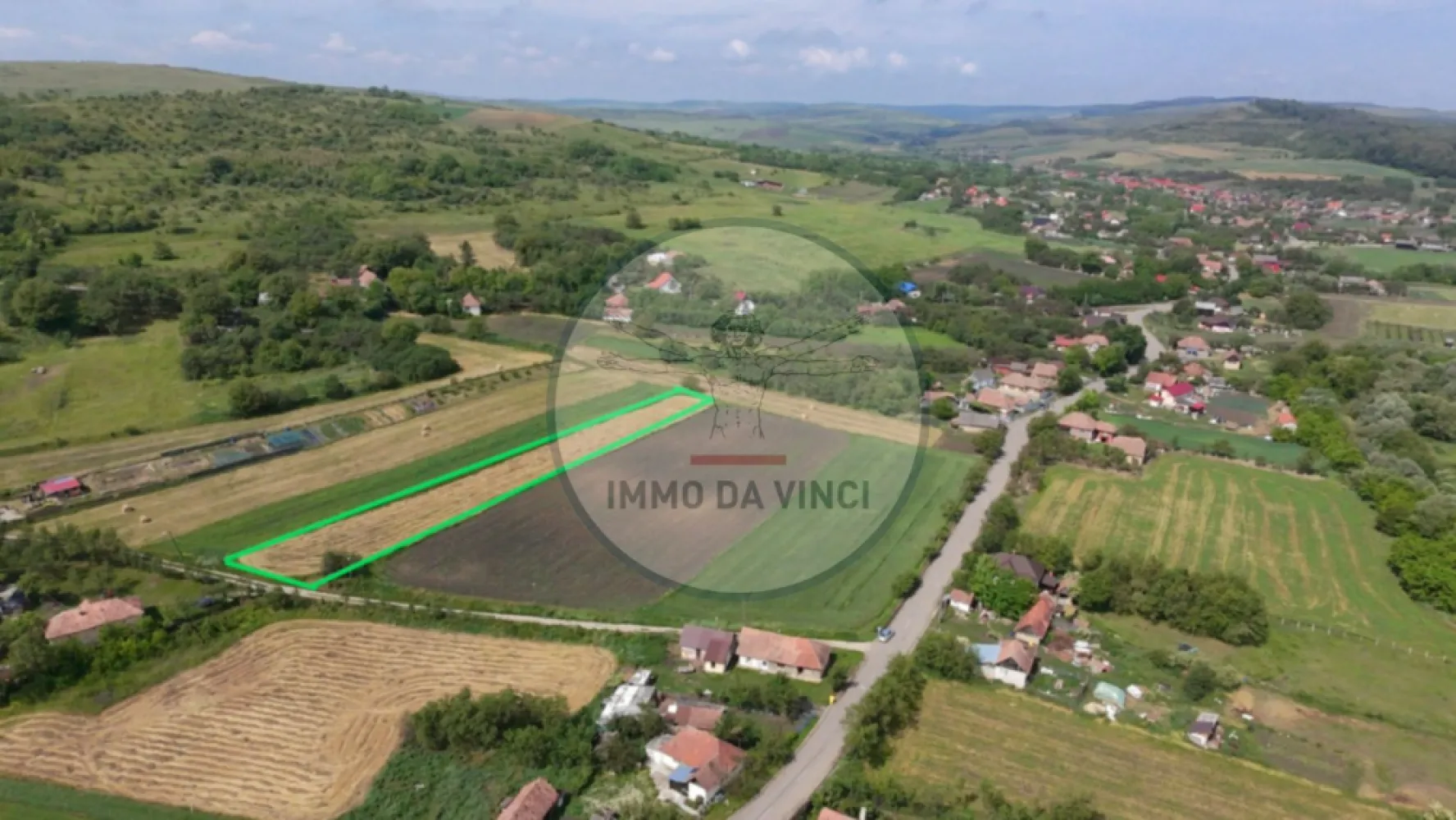 Teren Intravilan 1.439 mp Borșa, Cluj – Ideal Casă sau Cabană - Propunem spre vânzare un teren intravilan generos, în suprafață de 1.439 mp, situat în localitatea Borșa, județul Cluj. 
Proprietatea reprezintă oportunitatea perfectă pentru cei care își doresc o locuință individuală sau o cabană de weekend într-o zonă liniștită, dar accesibilă.

Caracteristici principale:
Suprafață: 1.439 mp (intravilan)
Preț: 15 EUR / mp (Preț total: 21.585 EUR)
Locație: Borșa, Cluj 25km de oraș 

Avantaje și facilități:
Terenul se află la doar aproximativ 200 de metri de drumul asfaltat.
Utilități în zonă: Conectare rapidă și facilă la rețelele de curent, apă, canalizare și fibră optică.
Potențial: Configurația terenului este ideală pentru construcția unei case unifamiliale sau a unei unități de vacanță.Bucurați-vă de aer curat și intimitate, rămânând în același timp conectați la facilitățile moderne. 

Pentru mai multe detalii sau pentru a programa o vizionare, nu ezitați să ne contactați!
