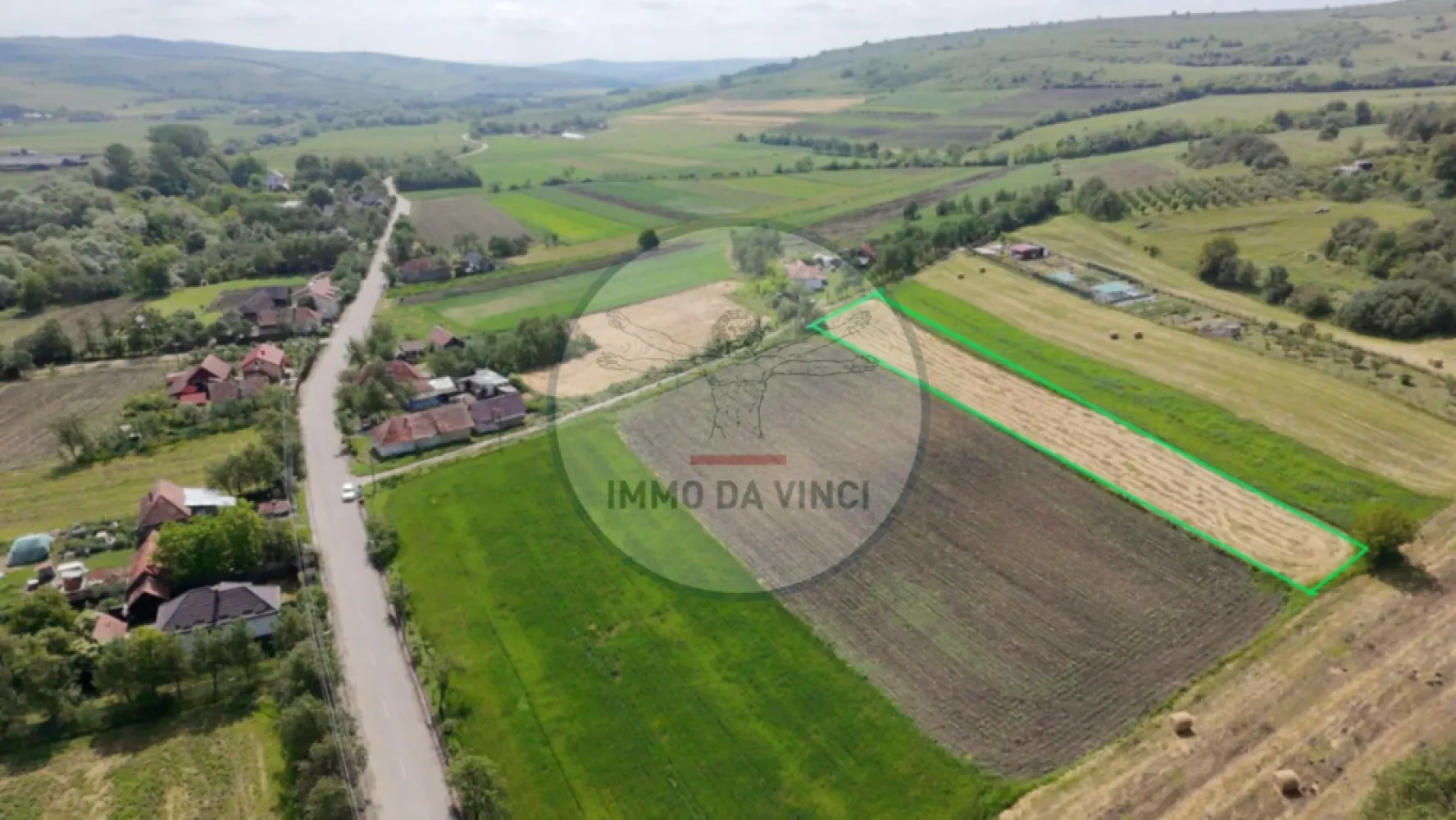 Teren Intravilan 1.439 mp Borșa, Cluj – Ideal Casă sau Cabană - Propunem spre vânzare un teren intravilan generos, în suprafață de 1.439 mp, situat în localitatea Borșa, județul Cluj. 
Proprietatea reprezintă oportunitatea perfectă pentru cei care își doresc o locuință individuală sau o cabană de weekend într-o zonă liniștită, dar accesibilă.

Caracteristici principale:
Suprafață: 1.439 mp (intravilan)
Preț: 15 EUR / mp (Preț total: 21.585 EUR)
Locație: Borșa, Cluj 25km de oraș 

Avantaje și facilități:
Terenul se află la doar aproximativ 200 de metri de drumul asfaltat.
Utilități în zonă: Conectare rapidă și facilă la rețelele de curent, apă, canalizare și fibră optică.
Potențial: Configurația terenului este ideală pentru construcția unei case unifamiliale sau a unei unități de vacanță.Bucurați-vă de aer curat și intimitate, rămânând în același timp conectați la facilitățile moderne. 

Pentru mai multe detalii sau pentru a programa o vizionare, nu ezitați să ne contactați!