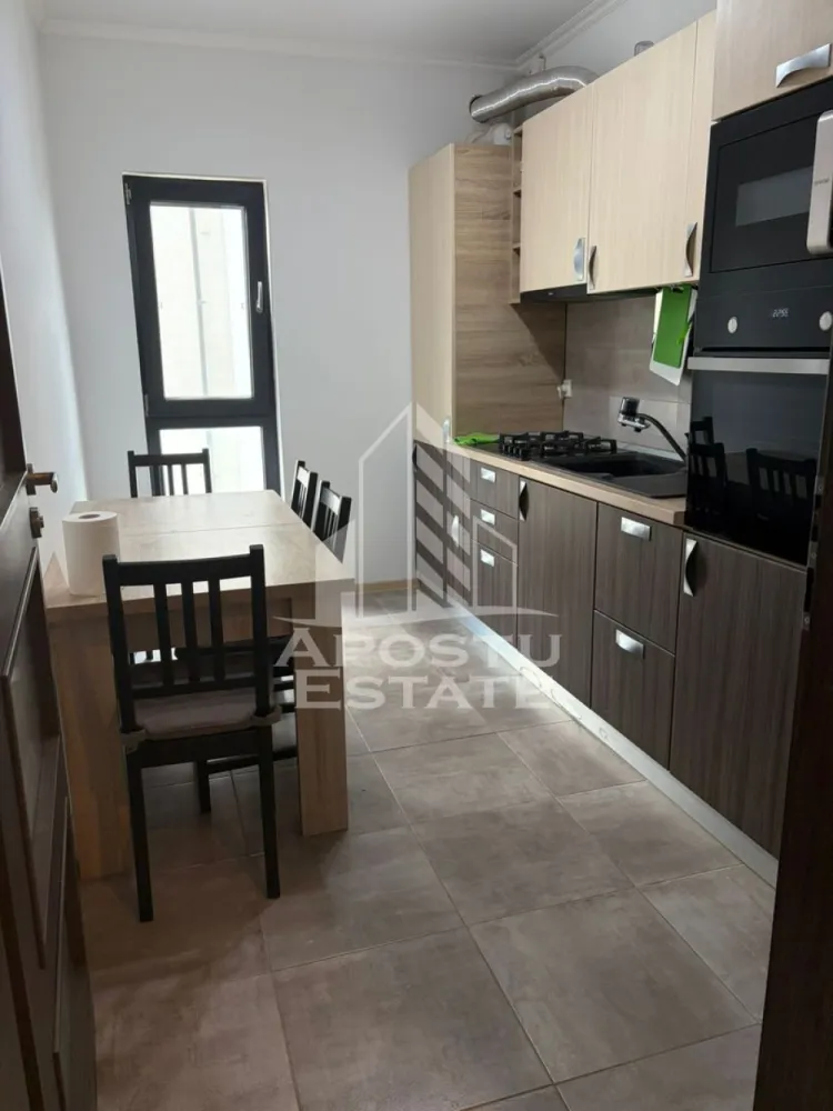 Apartament 2 camere , de închiriat , Loc de parcare, Giroc - Agentia imobiliara APOSTU ESTATE va propune spre inchiriere un apartament cu 2 camere, spatios si luminos, o zona linistita si bine pozitionata din Giroc, potrivit pentru cupluri,familii, sau studenti care isi doresc o locuinta unde sa se simta confortabil si cu acces facil catre scoli, statii de autobuz, supermarketuri , magazine de zona, parcuri.

Suprafata utila: 52 mp
Compartimentare eficienta:
-Hol de acces generos
-Bucatarie complet mobilata si utilata, cu loc de luat masa
-Living luminos si spatios
-Dormitor mobilat si utilat
-Baie prevazuta cu cada
-Balcon deschis 
-Loc de parcare
Confort si facilitati:
-Incalzirea apartamentului: centrala proprie cu încălzire in pardoseala 
-Apartamentul este complet mobilat si utilat
-Se accepta animale de companie de catre proprietar
Localizare:
-Timis, Giroc – acces facil spre magazine, supermarketul Lidl, scoli, parcuri si mijloace de transport in comun.
Ideal pentru:
-Familii
-Cupluri
-Studenti
Pret chirie lunara: 400 euro 
Programeaza o vizionare pentru a-ti putea imagina viitorul aici!
ID intern: CP3144955