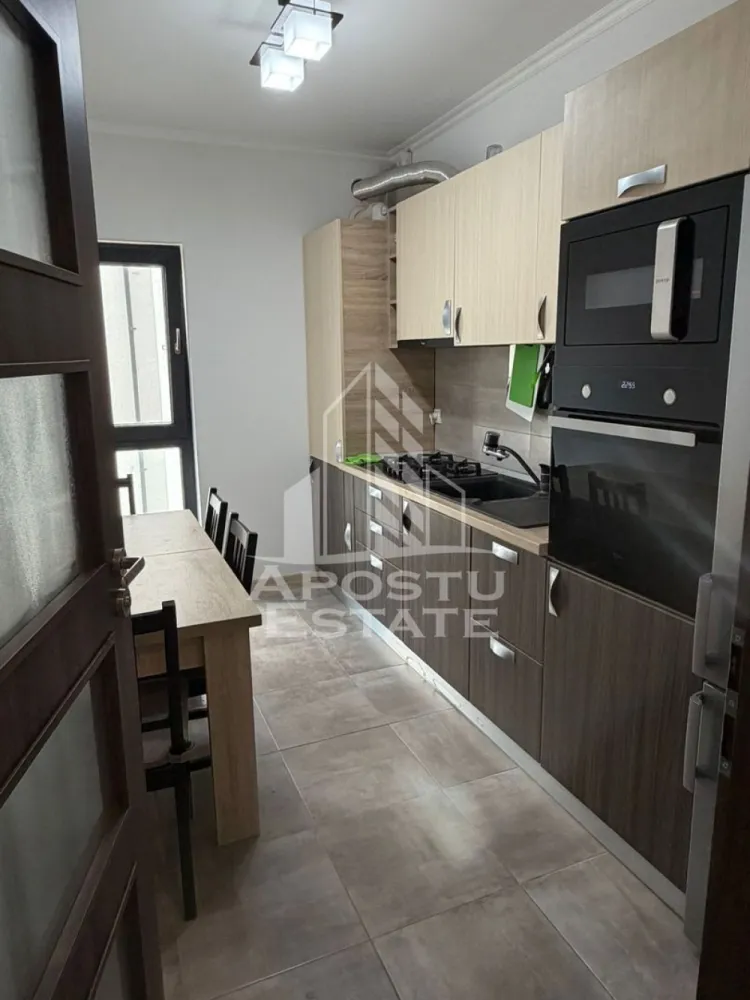 Apartament 2 camere , de închiriat , Loc de parcare, Giroc - Agentia imobiliara APOSTU ESTATE va propune spre inchiriere un apartament cu 2 camere, spatios si luminos, o zona linistita si bine pozitionata din Giroc, potrivit pentru cupluri,familii, sau studenti care isi doresc o locuinta unde sa se simta confortabil si cu acces facil catre scoli, statii de autobuz, supermarketuri , magazine de zona, parcuri.

Suprafata utila: 52 mp
Compartimentare eficienta:
-Hol de acces generos
-Bucatarie complet mobilata si utilata, cu loc de luat masa
-Living luminos si spatios
-Dormitor mobilat si utilat
-Baie prevazuta cu cada
-Balcon deschis 
-Loc de parcare
Confort si facilitati:
-Incalzirea apartamentului: centrala proprie cu încălzire in pardoseala 
-Apartamentul este complet mobilat si utilat
-Se accepta animale de companie de catre proprietar
Localizare:
-Timis, Giroc – acces facil spre magazine, supermarketul Lidl, scoli, parcuri si mijloace de transport in comun.
Ideal pentru:
-Familii
-Cupluri
-Studenti
Pret chirie lunara: 400 euro 
Programeaza o vizionare pentru a-ti putea imagina viitorul aici!
ID intern: CP3144955