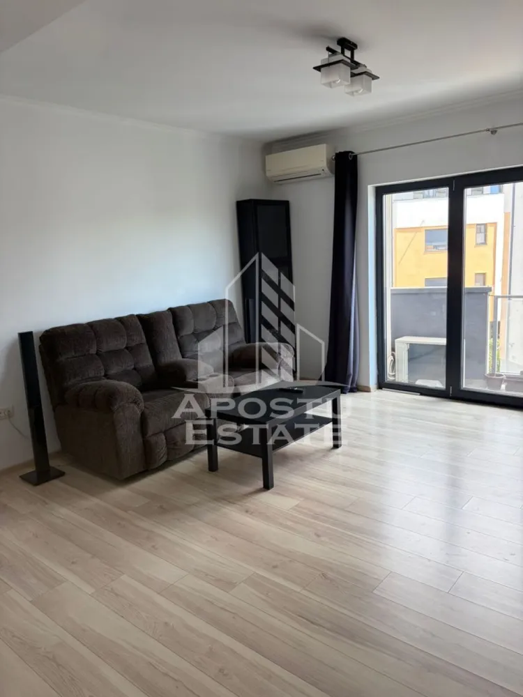 Apartament 2 camere , de închiriat , Loc de parcare, Giroc - Agentia imobiliara APOSTU ESTATE va propune spre inchiriere un apartament cu 2 camere, spatios si luminos, o zona linistita si bine pozitionata din Giroc, potrivit pentru cupluri,familii, sau studenti care isi doresc o locuinta unde sa se simta confortabil si cu acces facil catre scoli, statii de autobuz, supermarketuri , magazine de zona, parcuri.

Suprafata utila: 52 mp
Compartimentare eficienta:
-Hol de acces generos
-Bucatarie complet mobilata si utilata, cu loc de luat masa
-Living luminos si spatios
-Dormitor mobilat si utilat
-Baie prevazuta cu cada
-Balcon deschis 
-Loc de parcare
Confort si facilitati:
-Incalzirea apartamentului: centrala proprie cu încălzire in pardoseala 
-Apartamentul este complet mobilat si utilat
-Se accepta animale de companie de catre proprietar
Localizare:
-Timis, Giroc – acces facil spre magazine, supermarketul Lidl, scoli, parcuri si mijloace de transport in comun.
Ideal pentru:
-Familii
-Cupluri
-Studenti
Pret chirie lunara: 400 euro 
Programeaza o vizionare pentru a-ti putea imagina viitorul aici!
ID intern: CP3144955
