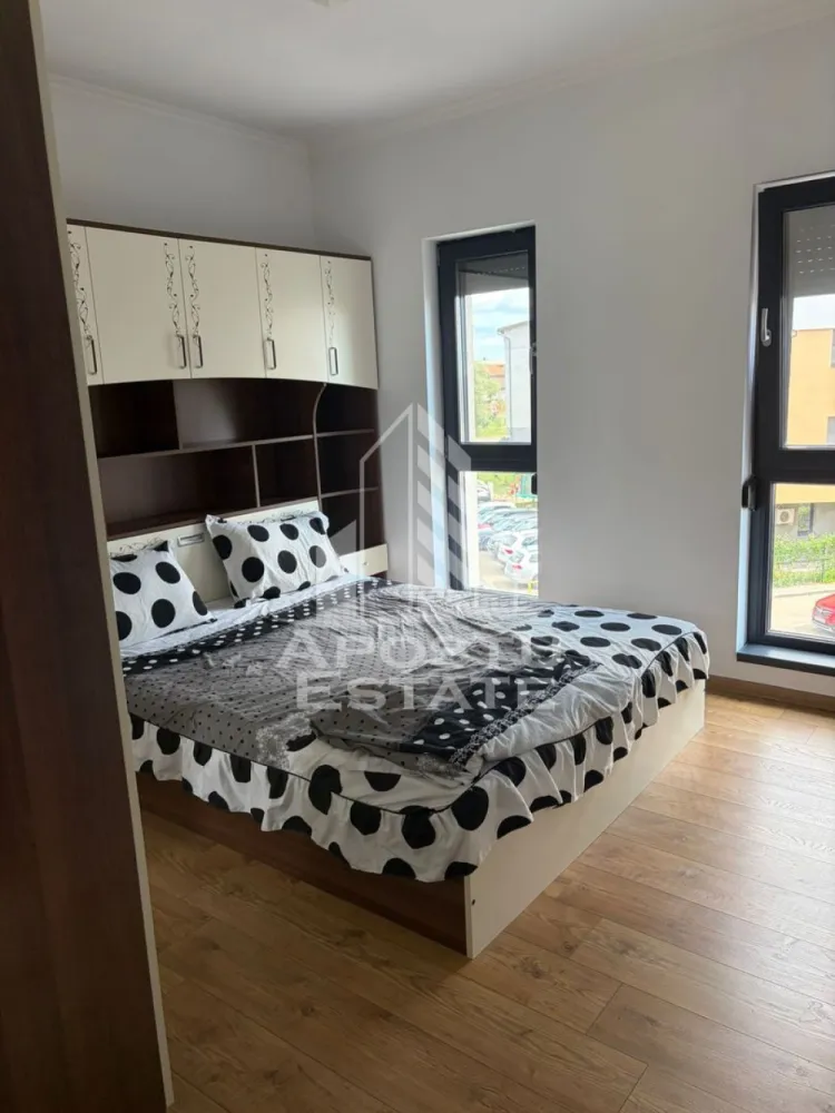 Apartament 2 camere , de închiriat , Loc de parcare, Giroc - Agentia imobiliara APOSTU ESTATE va propune spre inchiriere un apartament cu 2 camere, spatios si luminos, o zona linistita si bine pozitionata din Giroc, potrivit pentru cupluri,familii, sau studenti care isi doresc o locuinta unde sa se simta confortabil si cu acces facil catre scoli, statii de autobuz, supermarketuri , magazine de zona, parcuri.

Suprafata utila: 52 mp
Compartimentare eficienta:
-Hol de acces generos
-Bucatarie complet mobilata si utilata, cu loc de luat masa
-Living luminos si spatios
-Dormitor mobilat si utilat
-Baie prevazuta cu cada
-Balcon deschis 
-Loc de parcare
Confort si facilitati:
-Incalzirea apartamentului: centrala proprie cu încălzire in pardoseala 
-Apartamentul este complet mobilat si utilat
-Se accepta animale de companie de catre proprietar
Localizare:
-Timis, Giroc – acces facil spre magazine, supermarketul Lidl, scoli, parcuri si mijloace de transport in comun.
Ideal pentru:
-Familii
-Cupluri
-Studenti
Pret chirie lunara: 400 euro 
Programeaza o vizionare pentru a-ti putea imagina viitorul aici!
ID intern: CP3144955