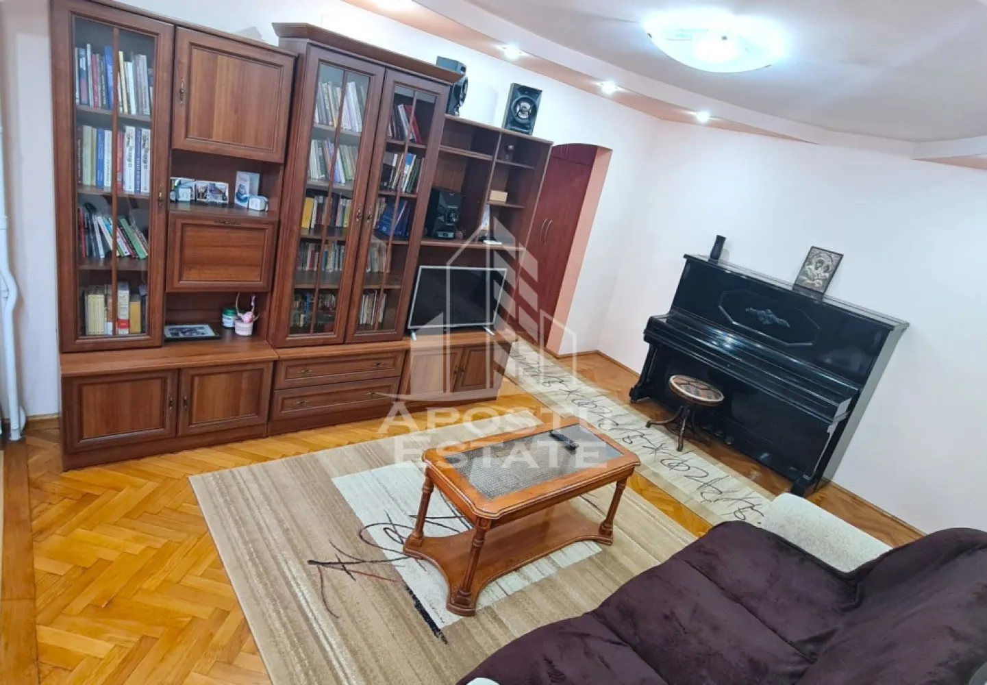 Apartament 2 camere, 66 mp,Etaj 1, Calea Romanilo - Apostu Estate va propune spre inchiriere un apartament cu 2 camere semidecomandat, situat la etajul 1, in zona Calea Romanilor.
Cu o suprafata generoasa de 66 mp, apartamentul ofera un spatiu confortabil si bine organizat, fiind ideal pentru persoane care isi doresc o locuinta primitoare si complet pregatita pentru mutare. 
Proprietatea se inchiriaza complet mobilata si utilata, astfel incat viitorii chiriasi sa se poata bucura de confort inca din prima zi.
Locuinta beneficiaza de un ambient placut, camere spatioase si luminoase, precum si de un plus de siguranta prin existenta camerelor video de supraveghere amplasate pe casa scarii.
Conditii de inchiriere:
Contract pe o perioada minima de 1 an;
Garantie echivalenta cu 2 luni de chirie;
Garantia nu se restituie in cazul incetarii contractului inainte de expirarea perioadei minime de 1 an;
Pret fix: 350 Euro/luna.
Datorita amplasarii excelente, proprietatea ofera acces rapid catre magazine, mijloace de transport, institutii de invatamant si alte puncte de interes.
Pentru informatii suplimentare si programarea unei vizionari, echipa Apostu Estate va sta la dispozitie.
ID : CP3145095