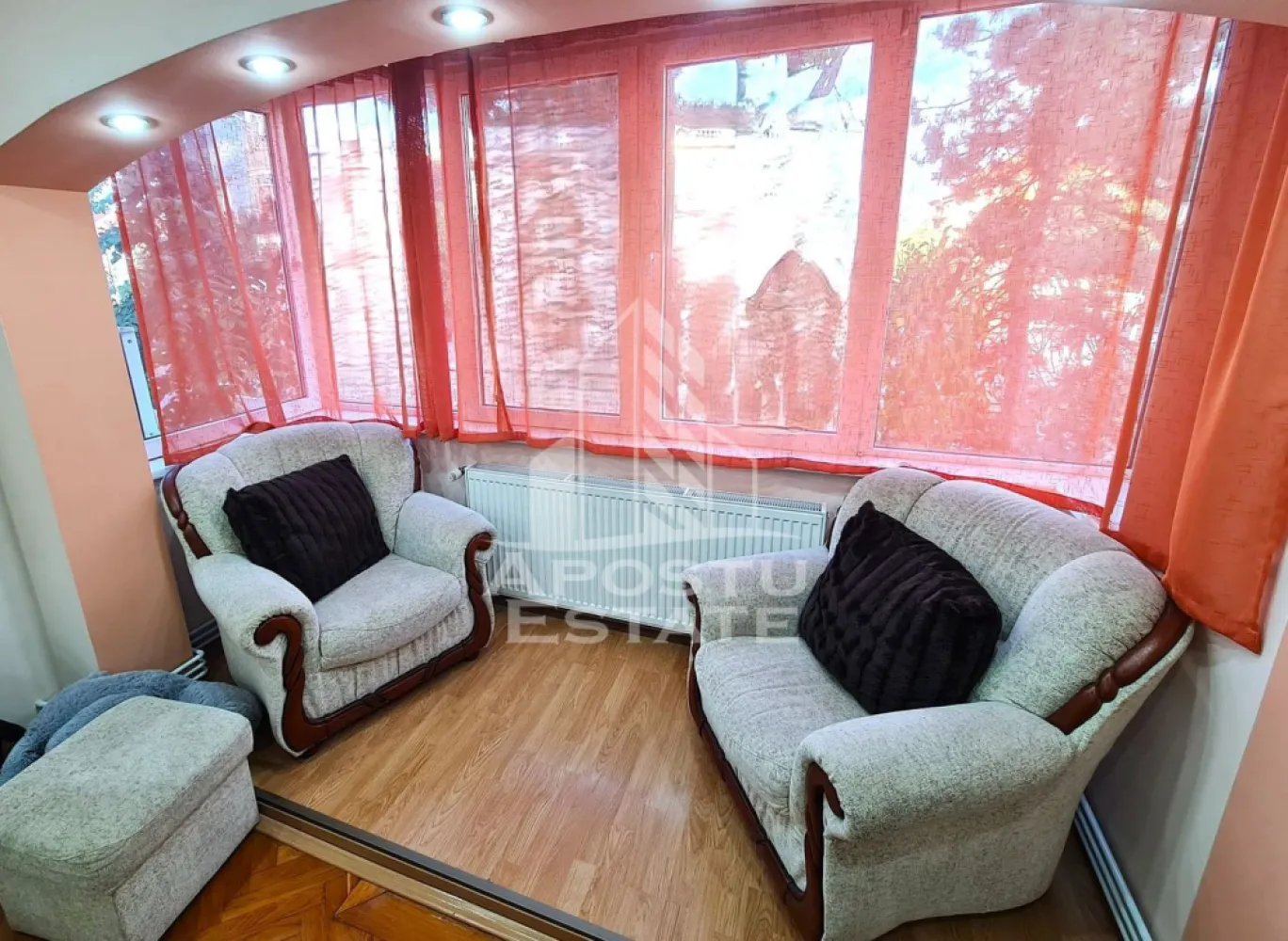 Apartament 2 camere, 66 mp,Etaj 1, Calea Romanilo - Apostu Estate va propune spre inchiriere un apartament cu 2 camere semidecomandat, situat la etajul 1, in zona Calea Romanilor.
Cu o suprafata generoasa de 66 mp, apartamentul ofera un spatiu confortabil si bine organizat, fiind ideal pentru persoane care isi doresc o locuinta primitoare si complet pregatita pentru mutare. 
Proprietatea se inchiriaza complet mobilata si utilata, astfel incat viitorii chiriasi sa se poata bucura de confort inca din prima zi.
Locuinta beneficiaza de un ambient placut, camere spatioase si luminoase, precum si de un plus de siguranta prin existenta camerelor video de supraveghere amplasate pe casa scarii.
Conditii de inchiriere:
Contract pe o perioada minima de 1 an;
Garantie echivalenta cu 2 luni de chirie;
Garantia nu se restituie in cazul incetarii contractului inainte de expirarea perioadei minime de 1 an;
Pret fix: 350 Euro/luna.
Datorita amplasarii excelente, proprietatea ofera acces rapid catre magazine, mijloace de transport, institutii de invatamant si alte puncte de interes.
Pentru informatii suplimentare si programarea unei vizionari, echipa Apostu Estate va sta la dispozitie.
ID : CP3145095