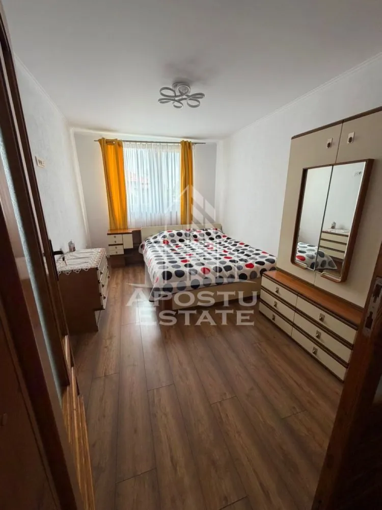 Apartament 3 camere de inchiriat, terasa, Mosnita Noua - Agentia imobiliara APOSTU ESTATE va propune spre inchiriere apartament la casa cu 3 camere,terasa acoperita, situata in Mosnita Noua, o zona linistita si bine pozitionata fata de Timisoara, potrivit pentru cupluri sau familii care isi doresc o locuinta unde sa se simta confortabil si cu acces facil catre scoli, statii de autobuz, supermarketuri , magazine de zona, parcuri. Exista posibilitatea de a inchria toata casa la pretul de 1000€(negociabil)

Suprafata utila:160mp
Compartimentare eficienta:
-Hol de acces generos
-Bucatarie complet mobilata si utilata, cu loc de luat masa pe terasa acoprita
-Living luminos si spatios
-2 dormitoare complet mobilate
-Baie prevazuta cu dus,

Confort si facilitati:
-Incalzirea casei se face cu ajutorul centralei proprii 
-Apartamentul este complet mobilat
-Curte proprie complet amenajata

Localizare:
-Timis,Timisoara, zona Mosnita Noua – acces facil spre magazine, supermarketul, scoli, parcuri si mijloace de transport in comun.

Ideal pentru:
-Familii
-Cupluri

Disponibilitate: imediat
Pret chirie lunara: 550 euro 
Pret garantie: 550€
Programeaza o vizionare pentru a-ti putea imagina viitorul aici!
ID intern: CP3129765