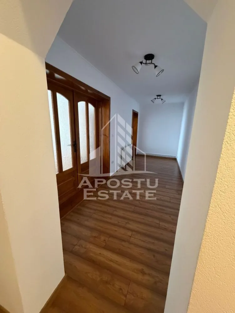 Apartament 3 camere de inchiriat, terasa, Mosnita Noua - Agentia imobiliara APOSTU ESTATE va propune spre inchiriere apartament la casa cu 3 camere,terasa acoperita, situata in Mosnita Noua, o zona linistita si bine pozitionata fata de Timisoara, potrivit pentru cupluri sau familii care isi doresc o locuinta unde sa se simta confortabil si cu acces facil catre scoli, statii de autobuz, supermarketuri , magazine de zona, parcuri. Exista posibilitatea de a inchria toata casa la pretul de 1000€(negociabil)

Suprafata utila:160mp
Compartimentare eficienta:
-Hol de acces generos
-Bucatarie complet mobilata si utilata, cu loc de luat masa pe terasa acoprita
-Living luminos si spatios
-2 dormitoare complet mobilate
-Baie prevazuta cu dus,

Confort si facilitati:
-Incalzirea casei se face cu ajutorul centralei proprii 
-Apartamentul este complet mobilat
-Curte proprie complet amenajata

Localizare:
-Timis,Timisoara, zona Mosnita Noua – acces facil spre magazine, supermarketul, scoli, parcuri si mijloace de transport in comun.

Ideal pentru:
-Familii
-Cupluri

Disponibilitate: imediat
Pret chirie lunara: 550 euro 
Pret garantie: 550€
Programeaza o vizionare pentru a-ti putea imagina viitorul aici!
ID intern: CP3129765
