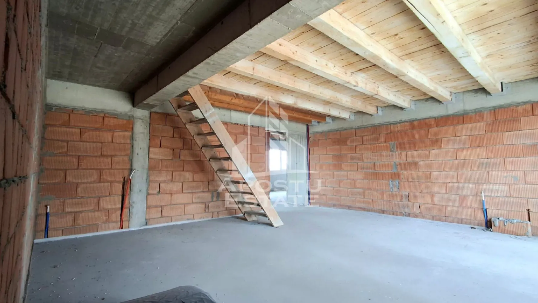 Penthouse la rosu 169 mpu, Vedere panoramica - Apostu Estate va propune spre vanzare un apartament cu un potential deosebit, situat la etajul 5 din 5, beneficiind de o terasa impresionanta de 169 mp utili.

Proprietatea se afla in stadiu „la rosu” la interior, oferind viitorului proprietar libertatea completa de a configura si personaliza spatiul in functie de propriile nevoi si viziuni. Exteriorul este izolat, iar constructia inalta permite inclusiv posibilitatea de mansardare si extindere a suprafetei utile, transformand acest imobil intr-o investitie cu adevarat versatila.

Datorita suprafetei generoase, locuinta permite multiple configuratii, putand fi compartimentata cu usurinta in cel putin 4 camere, bucatarie, sufragerie, 2 bai, dressing si alte spatii utile, in functie de preferinte.

Apartamentul dispune de usa metalica la intrare si tamplarie PVC, iar flexibilitatea spatiului ofera sansa rara de a crea un design interior complet personalizat, adaptat stilului de viata al viitorului proprietar.

Unul dintre punctele forte ale proprietatii il reprezinta terasa ampla si privelistea panoramica spectaculoasa, cu vedere pe trei laturi, oferind lumina naturala din abundenta si un cadru unic.

Aceasta proprietate este ideala pentru cei care isi doresc sa isi puna amprenta personala in totalitate si sa transforme un spatiu amplu intr-o locuinta moderna, functionala si exclusivista. Pentru mai multe informatii si programarea unei vizionari, echipa Apostu Estate va sta la dispozitie.