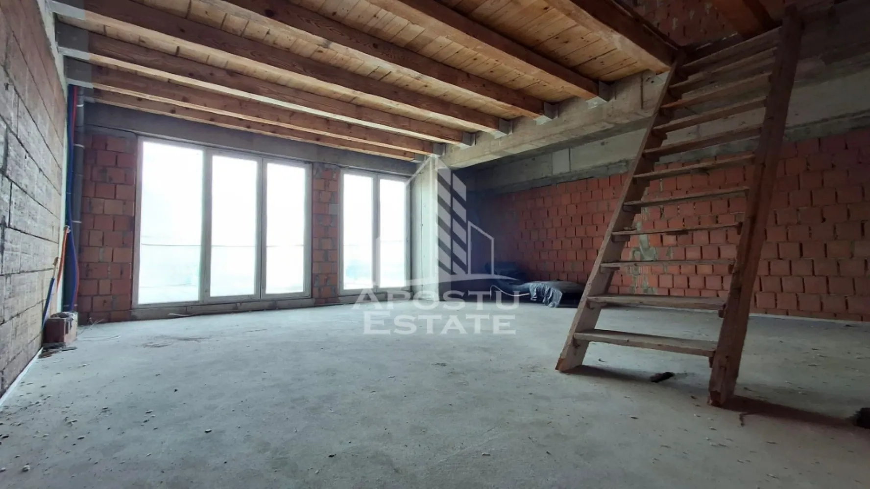 Penthouse la rosu 169 mpu, Vedere panoramica - Apostu Estate va propune spre vanzare un apartament cu un potential deosebit, situat la etajul 5 din 5, beneficiind de o terasa impresionanta de 169 mp utili.

Proprietatea se afla in stadiu „la rosu” la interior, oferind viitorului proprietar libertatea completa de a configura si personaliza spatiul in functie de propriile nevoi si viziuni. Exteriorul este izolat, iar constructia inalta permite inclusiv posibilitatea de mansardare si extindere a suprafetei utile, transformand acest imobil intr-o investitie cu adevarat versatila.

Datorita suprafetei generoase, locuinta permite multiple configuratii, putand fi compartimentata cu usurinta in cel putin 4 camere, bucatarie, sufragerie, 2 bai, dressing si alte spatii utile, in functie de preferinte.

Apartamentul dispune de usa metalica la intrare si tamplarie PVC, iar flexibilitatea spatiului ofera sansa rara de a crea un design interior complet personalizat, adaptat stilului de viata al viitorului proprietar.

Unul dintre punctele forte ale proprietatii il reprezinta terasa ampla si privelistea panoramica spectaculoasa, cu vedere pe trei laturi, oferind lumina naturala din abundenta si un cadru unic.

Aceasta proprietate este ideala pentru cei care isi doresc sa isi puna amprenta personala in totalitate si sa transforme un spatiu amplu intr-o locuinta moderna, functionala si exclusivista. Pentru mai multe informatii si programarea unei vizionari, echipa Apostu Estate va sta la dispozitie.