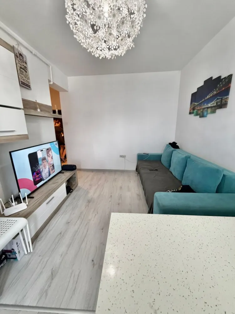 Apartament 2 camere mobilat Militari Residence - **COMISION 0%**

Vă prezentăm un apartament cu 2 camere, situat în cartierul Militari Residence, pe strada Tineretului nr. 35 bis, într-o zonă accesibilă și bine dezvoltată.

Locuința este amplasată la etajul 4 din 7, oferind un echilibru ideal între confort și accesibilitate. Compartimentarea este practică, fiind potrivită atât pentru un cuplu, cât și pentru investiție.

Detalii proprietate:

* Apartament cu 2 camere
* Etaj 4 din 7
* Locație: strada Tineretului nr. 35 bis
* Compartimentare eficientă

Avantaje:

* Amplasare într-o zonă cu acces rapid la magazine, supermarketuri și alte facilități
* Apropiere de mijloacele de transport în comun
* Zonă în continuă dezvoltare, cu potențial bun pentru investiție

Apartamentul reprezintă o alegere practică pentru cei care caută o locuință bine poziționată, într-un cartier cu acces facil la toate punctele de interes.

Pentru mai multe detalii sau programarea unei vizionări, vă stăm la dispoziție.