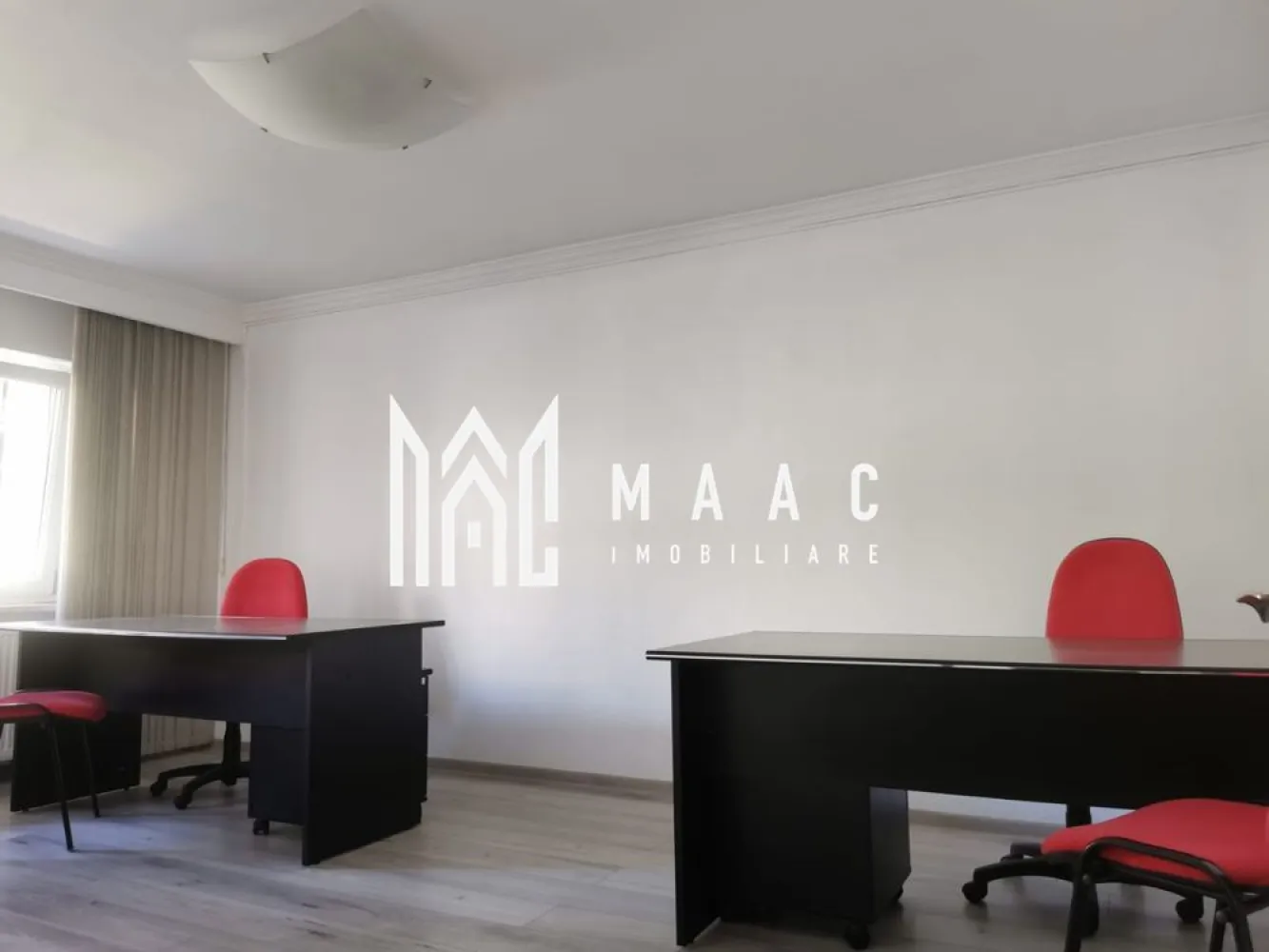 Apartament 4 camere | Centru | 89 mp | Parter | - MAAC Imobiliare vă propune spre vânzare un apartament spațios cu 4 camere, situat la parterul unui imobil construit între anii 1977 și 1990. Cu o suprafață generoasă de 89 mp și o compartimentare decomandată, această proprietate reprezintă alegerea ideală pentru o familie care își dorește confort, funcționalitate și acces facil.
Apartamentul beneficiază de finisaje de calitate, spații luminoase și o vedere plăcută către zona verde din jurul imobilului, oferind un ambient relaxant și primitor.
Caracteristici:
Apartament cu 4 camere
Suprafață: 89 mp
Compartimentare decomandată
Situat la parter
Bloc construit între 1977 și 1990
Recent renovat
Ideal pentru familie sau investiție
Compartimentare:
Living generos
3 dormitoare
Bucătărie
Baie
Hol spațios
Balcon
Dotări:
Pardoseli laminate
Baie dotată cu cadă
Finisaje moderne
Pereți finisați și vopsiți în alb
Tâmplărie din lemn
Spații luminoase și bine aerisite
Avantaje:
Compartimentare eficientă și funcțională
Suprafață generoasă de 89 mp
Vedere către grădină și spații verzi
Acces facil datorită poziționării la parter
Ideal pentru familii cu copii sau persoane care își doresc mai mult confort
Apartament renovat, pregătit pentru personalizare și mutare
Zonă liniștită și plăcută
Această proprietate oferă combinația perfectă între spațiu, confort și funcționalitate, fiind o oportunitate excelentă pentru cei care caută un cămin primitor într-o zonă liniștită și bine conectată.
Pentru mai multe informații și programarea unei vizionări, echipa MAAC Imobiliare vă stă la dispoziție.ID 3137246