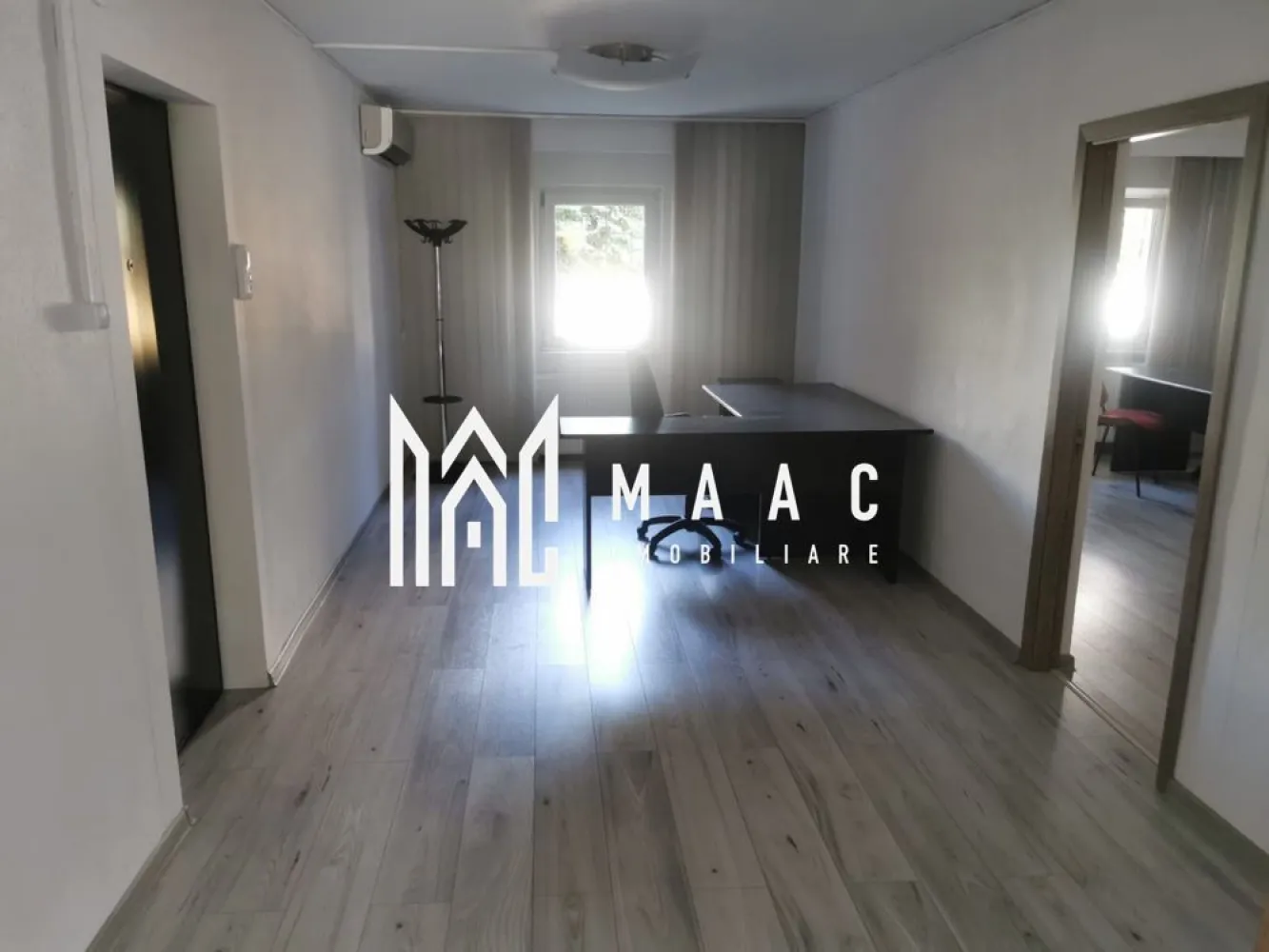 Apartament 4 camere | Centru | 89 mp | Parter | - MAAC Imobiliare vă propune spre vânzare un apartament spațios cu 4 camere, situat la parterul unui imobil construit între anii 1977 și 1990. Cu o suprafață generoasă de 89 mp și o compartimentare decomandată, această proprietate reprezintă alegerea ideală pentru o familie care își dorește confort, funcționalitate și acces facil.
Apartamentul beneficiază de finisaje de calitate, spații luminoase și o vedere plăcută către zona verde din jurul imobilului, oferind un ambient relaxant și primitor.
Caracteristici:
Apartament cu 4 camere
Suprafață: 89 mp
Compartimentare decomandată
Situat la parter
Bloc construit între 1977 și 1990
Recent renovat
Ideal pentru familie sau investiție
Compartimentare:
Living generos
3 dormitoare
Bucătărie
Baie
Hol spațios
Balcon
Dotări:
Pardoseli laminate
Baie dotată cu cadă
Finisaje moderne
Pereți finisați și vopsiți în alb
Tâmplărie din lemn
Spații luminoase și bine aerisite
Avantaje:
Compartimentare eficientă și funcțională
Suprafață generoasă de 89 mp
Vedere către grădină și spații verzi
Acces facil datorită poziționării la parter
Ideal pentru familii cu copii sau persoane care își doresc mai mult confort
Apartament renovat, pregătit pentru personalizare și mutare
Zonă liniștită și plăcută
Această proprietate oferă combinația perfectă între spațiu, confort și funcționalitate, fiind o oportunitate excelentă pentru cei care caută un cămin primitor într-o zonă liniștită și bine conectată.
Pentru mai multe informații și programarea unei vizionări, echipa MAAC Imobiliare vă stă la dispoziție.ID 3137246
