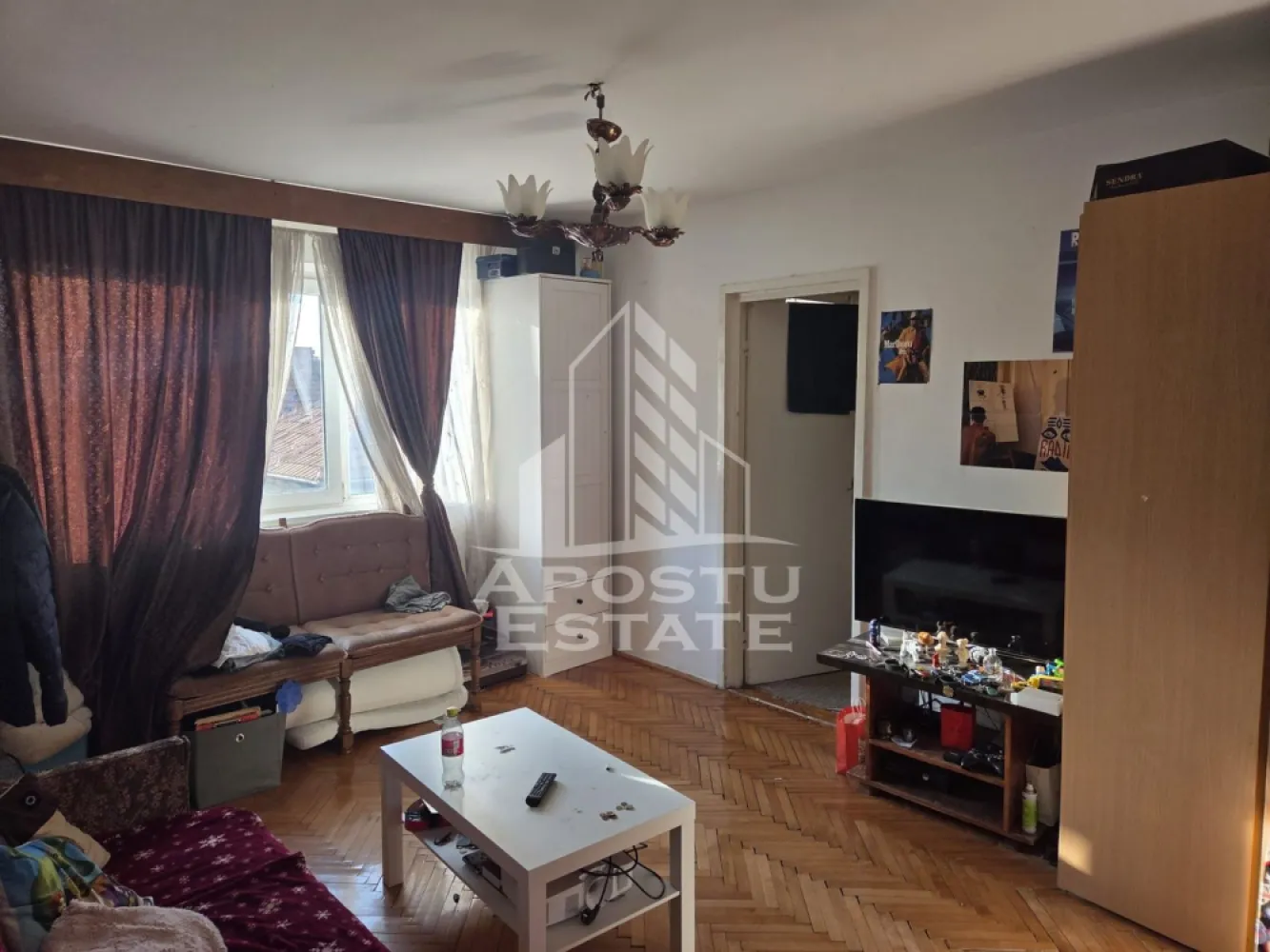 Apartament 2 camere, de vanzare, zona Iosefin, Timisoara - Agentia imobiliara APOSTU ESTATE va ofera spre vanzare un apartament cu 2 camere, mobilat si utilat, localizat in judetul Timis, Timisoara, zona Iosefin
Apartamentul are o suprafata de 40mp utili +balcon si este situat la etajul 3 al unui bloc cu 4 etaje.
- Hol de acces
- Bucatarie
-Living 
-Dormitor
- Baie cu cada si geam
-Balcon inchis
Confortul termic este asigurat prin intermediul termoficarii, dar se poate monta centrala proprie pe gaz.
Zona cu numeroase facilitati si puncte de interes precum: acces rapid si usor la mijloacele de transport in comun, si alte supermarket-uri in apropiere, farmacii, institutii de invatamant, restaurante, baruri, cafenele si multe altele.
Agentia imobiliara Apostu Estate va ofera consultanta bancara gratuita prin intermediul colaboratorilor nostri pentru alegerea celui mai potrivit tip de credit, astfel incat tu sa devi noul proprietar al acestui apartament.
Va asteptam cu drag la o vizionare!
CP3137441