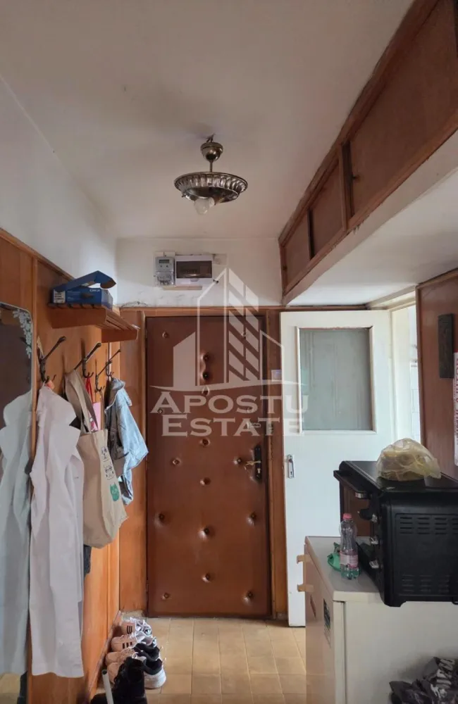 Apartament 2 camere, de vanzare, zona Iosefin, Timisoara - Agentia imobiliara APOSTU ESTATE va ofera spre vanzare un apartament cu 2 camere, mobilat si utilat, localizat in judetul Timis, Timisoara, zona Iosefin
Apartamentul are o suprafata de 40mp utili +balcon si este situat la etajul 3 al unui bloc cu 4 etaje.
- Hol de acces
- Bucatarie
-Living 
-Dormitor
- Baie cu cada si geam
-Balcon inchis
Confortul termic este asigurat prin intermediul termoficarii, dar se poate monta centrala proprie pe gaz.
Zona cu numeroase facilitati si puncte de interes precum: acces rapid si usor la mijloacele de transport in comun, si alte supermarket-uri in apropiere, farmacii, institutii de invatamant, restaurante, baruri, cafenele si multe altele.
Agentia imobiliara Apostu Estate va ofera consultanta bancara gratuita prin intermediul colaboratorilor nostri pentru alegerea celui mai potrivit tip de credit, astfel incat tu sa devi noul proprietar al acestui apartament.
Va asteptam cu drag la o vizionare!
CP3137441