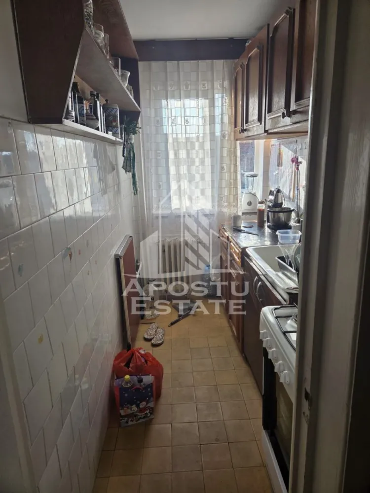 Apartament 2 camere, de vanzare, zona Iosefin, Timisoara - Agentia imobiliara APOSTU ESTATE va ofera spre vanzare un apartament cu 2 camere, mobilat si utilat, localizat in judetul Timis, Timisoara, zona Iosefin
Apartamentul are o suprafata de 40mp utili +balcon si este situat la etajul 3 al unui bloc cu 4 etaje.
- Hol de acces
- Bucatarie
-Living 
-Dormitor
- Baie cu cada si geam
-Balcon inchis
Confortul termic este asigurat prin intermediul termoficarii, dar se poate monta centrala proprie pe gaz.
Zona cu numeroase facilitati si puncte de interes precum: acces rapid si usor la mijloacele de transport in comun, si alte supermarket-uri in apropiere, farmacii, institutii de invatamant, restaurante, baruri, cafenele si multe altele.
Agentia imobiliara Apostu Estate va ofera consultanta bancara gratuita prin intermediul colaboratorilor nostri pentru alegerea celui mai potrivit tip de credit, astfel incat tu sa devi noul proprietar al acestui apartament.
Va asteptam cu drag la o vizionare!
CP3137441