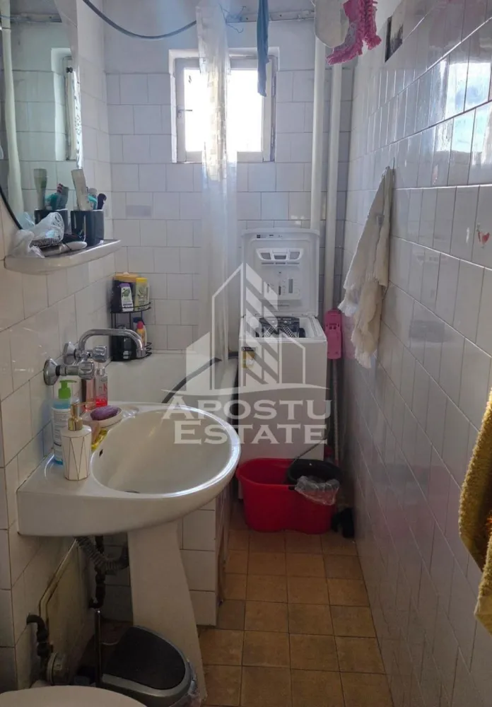 Apartament 2 camere, de vanzare, zona Iosefin, Timisoara - Agentia imobiliara APOSTU ESTATE va ofera spre vanzare un apartament cu 2 camere, mobilat si utilat, localizat in judetul Timis, Timisoara, zona Iosefin
Apartamentul are o suprafata de 40mp utili +balcon si este situat la etajul 3 al unui bloc cu 4 etaje.
- Hol de acces
- Bucatarie
-Living 
-Dormitor
- Baie cu cada si geam
-Balcon inchis
Confortul termic este asigurat prin intermediul termoficarii, dar se poate monta centrala proprie pe gaz.
Zona cu numeroase facilitati si puncte de interes precum: acces rapid si usor la mijloacele de transport in comun, si alte supermarket-uri in apropiere, farmacii, institutii de invatamant, restaurante, baruri, cafenele si multe altele.
Agentia imobiliara Apostu Estate va ofera consultanta bancara gratuita prin intermediul colaboratorilor nostri pentru alegerea celui mai potrivit tip de credit, astfel incat tu sa devi noul proprietar al acestui apartament.
Va asteptam cu drag la o vizionare!
CP3137441