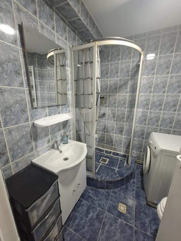 Apartament 3 camere, 2 bai, 2 balcoane de vânzare 75mp TEREZIAN - Apartament de vânzare în Sibiu, zona Terezian  83.500 EUR.
Vă propunem spre vânzare un apartament modern, situat la etajul 5 din 5, dispus pe două niveluri, amplasat într-o zonă de interes ridicat, cu acces facil către toate punctele importante ale orașului.
Locuința are o suprafață utilă de 67 mp, iar împreună cu cele două balcoane generoase ajunge la 75 mp, fiind compartimentată eficient astfel:
 Nivel 1: living cu bucătărie open-space, dormitor, baie, hol, balcon
 Nivel 2: dormitor, baie, balcon
Apartamentul se vinde complet mobilat și utilat, fiind pregătit pentru mutare imediată. Beneficiază de dotări precum: mașină de spălat rufe, mașină de spălat vase,aragaz,hota, frigider și centrală termică nouă Vaillant EcoTec Pro, cu garanție de 10 ani.
Imobilul este situat într-o zonă bine dezvoltată, având în imediata apropiere școli, grădinițe, mijloace de transport în comun și magazine, oferind astfel confort și acces rapid la toate facilitățile necesare unui stil de viață modern.
Preț: 83.500 euro