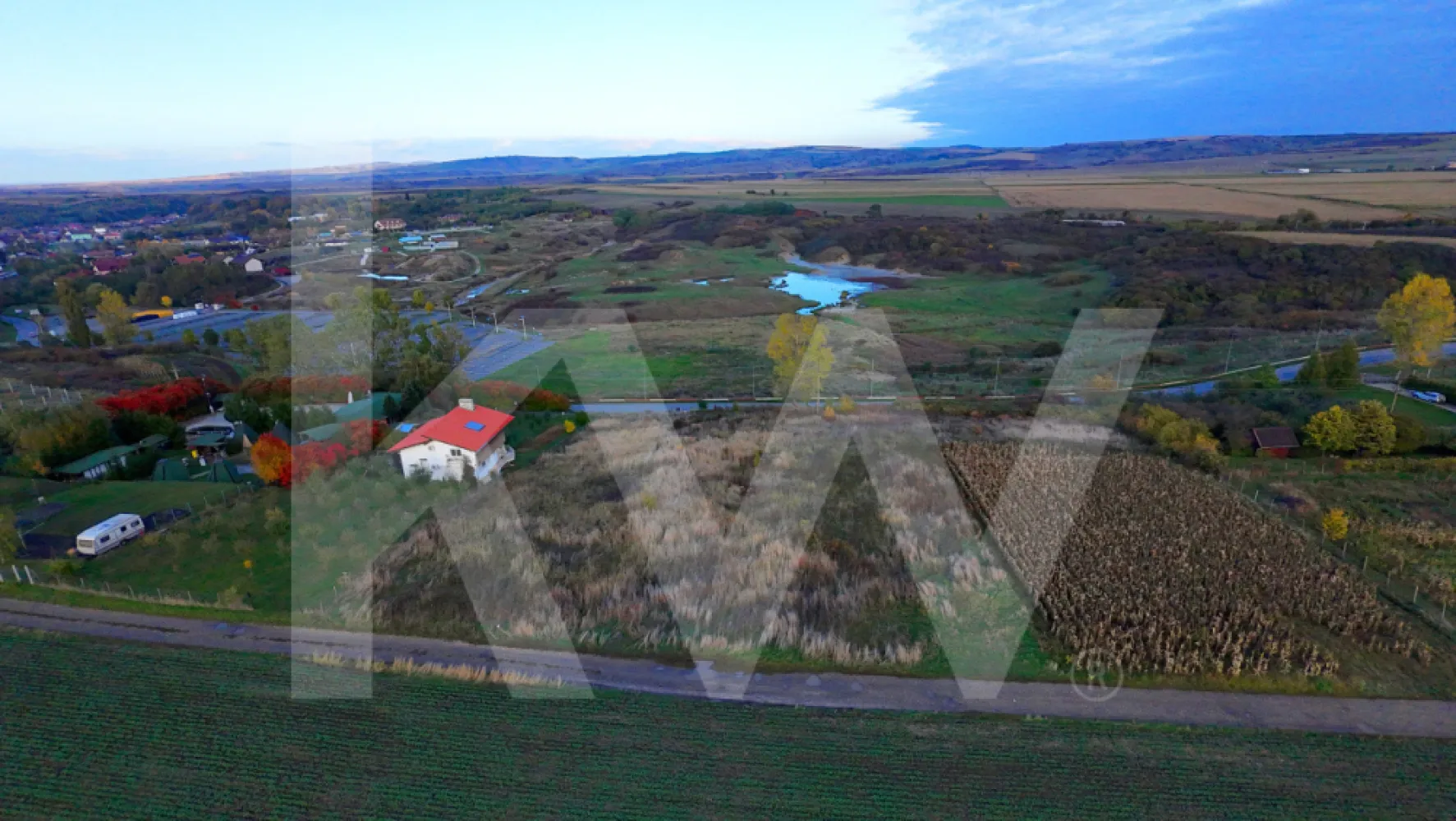 Oportunitate de Investiție – Teren intravilan 4.270 mp cu PUZ Ocna Sibiului - Teren intravilan situat în Ocna Sibiului, pe strada Salinelor (DJ 106B), având o suprafață totală de 4.270 mp, cu deschidere de aproximativ 51 m la drum asfaltat și o lungime de aproximativ 83 m. Categoria de folosință este arabil, intravilan, iar imobilul este intabulat în CF individual nr. 105565, fără sarcini și fără interdicții de construire.
Amplasat lângă o parcare publică de aproximativ 300 de locuri, într-o zonă deja dezvoltată cu construcții turistice existente.

Conform PUZ aprobat prin HCL 35/2021 (proiect nr. 44/2017), terenul are destinație pentru spații de cazare și alimentație publică, cu regim de înălțime S+P+1E+1R, un POT maxim de 40% și un CUT maxim de 1,0. Distribuția terenului este structurată astfel: zonă construcții 1.493,8 mp, zonă parcare și circulații 1.280,4 mp, spații verzi și alei pietonale 1.202,1 mp și teren cedat pentru drum 144,3 mp.

Amplasarea este excelentă, cu acces direct din DJ 106B și drum comunal existent. Înalțimea maximă admisă la streașină este de 12 m, iar retragerile sunt de minimum 3 m lateral și între 5 și 20 m față de drum. Pe teren se află un stâlp de energie electrică LEA 20 kV, zona de protecție aferentă putând fi utilizată pentru spații verzi, parcări sau circulații.

Utilitățile existente în zonă sunt energie electrică, apă, canalizare, gaz și telefonie, cu posibilitatea de racordare la rețelele publice pe baza avizelor necesare.

Poziționarea în imediata apropiere a lacurilor sărate și a bazei de agrement din Ocna Sibiului oferă un potențial excelent pentru dezvoltări turistice și comerciale. Terenul este ideal pentru hotel, pensiune, restaurant, centru SPA, centru medical privat, sală de evenimente sau complex de agrement.