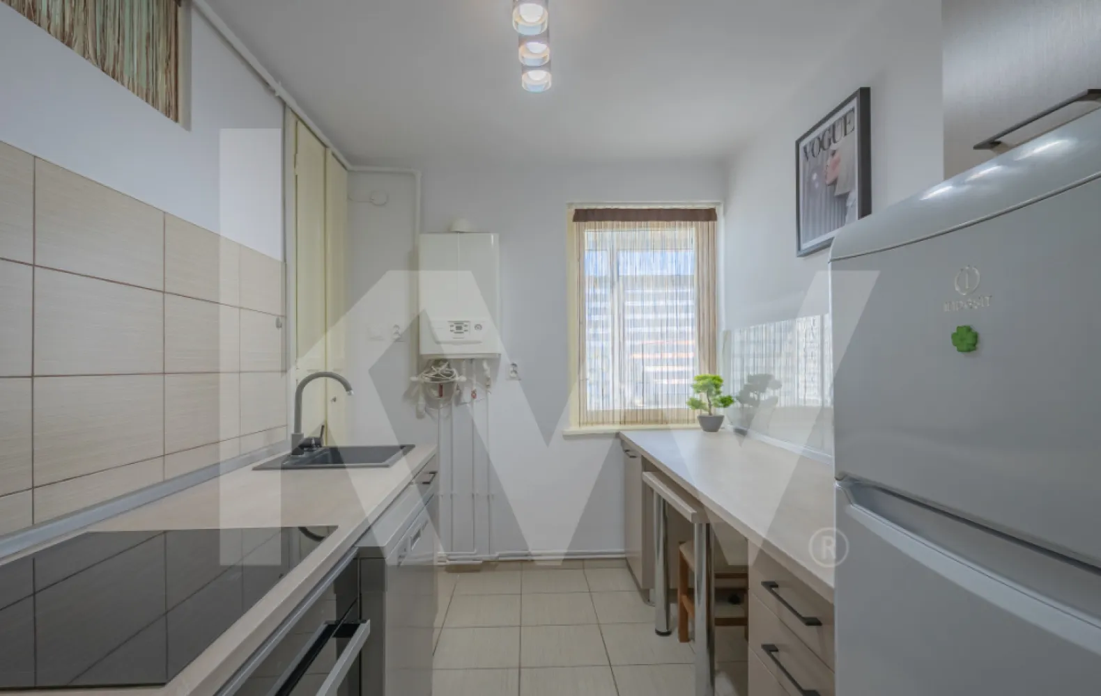 De vânzare–Apartament 2 camere, Ultracentral Sibiu - Îți prezentăm o oportunitate rară în inima Sibiului – un apartament de 2 camere, cu o suprafață utilă de 43 mp, situat la etajul 3/3 într-un imobil bine întreținut.
 Caracteristici principale:
Renovare completă în 2025
Apartament complet mobilat și utilat – gata de locuit sau de închiriat imediat
Priveliste panoramică asupra orașului, datorită orientării Sud–Vest
Curte interioară comună ce oferă intimitate și un cadru plăcut
Loc de parcare neindividualizat în curtea imobilului
Localizare ultracentrală – la câțiva pași de Piața Mare, zone turistice, restaurante și toate facilitățile urbane.
Avantaje: Acest apartament este alegerea ideală atât ca investiție sigură (regim hotelier/închiriere pe termen lung), cât și ca locuință personală, pentru cei care își doresc să trăiască în centrul vibrant al orașului.
Dacă ești interesat sau ai nevoie de mai multe informații, nu ezita să mă contactezi! 
Te aștept cu drag la vizionare!
