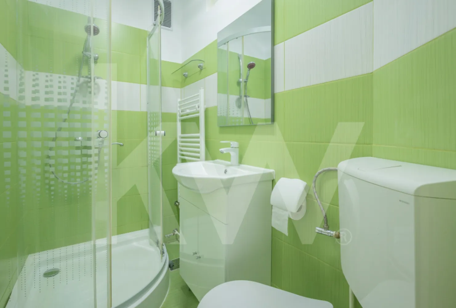 De vânzare–Apartament 2 camere, Ultracentral Sibiu - Îți prezentăm o oportunitate rară în inima Sibiului – un apartament de 2 camere, cu o suprafață utilă de 43 mp, situat la etajul 3/3 într-un imobil bine întreținut.
 Caracteristici principale:
Renovare completă în 2025
Apartament complet mobilat și utilat – gata de locuit sau de închiriat imediat
Priveliste panoramică asupra orașului, datorită orientării Sud–Vest
Curte interioară comună ce oferă intimitate și un cadru plăcut
Loc de parcare neindividualizat în curtea imobilului
Localizare ultracentrală – la câțiva pași de Piața Mare, zone turistice, restaurante și toate facilitățile urbane.
Avantaje: Acest apartament este alegerea ideală atât ca investiție sigură (regim hotelier/închiriere pe termen lung), cât și ca locuință personală, pentru cei care își doresc să trăiască în centrul vibrant al orașului.
Dacă ești interesat sau ai nevoie de mai multe informații, nu ezita să mă contactezi! 
Te aștept cu drag la vizionare!
