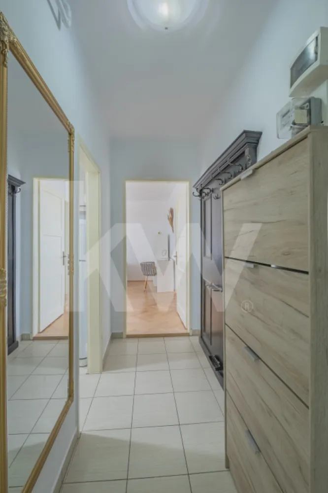 De vânzare–Apartament 2 camere, Ultracentral Sibiu - Îți prezentăm o oportunitate rară în inima Sibiului – un apartament de 2 camere, cu o suprafață utilă de 43 mp, situat la etajul 3/3 într-un imobil bine întreținut.
 Caracteristici principale:
Renovare completă în 2025
Apartament complet mobilat și utilat – gata de locuit sau de închiriat imediat
Priveliste panoramică asupra orașului, datorită orientării Sud–Vest
Curte interioară comună ce oferă intimitate și un cadru plăcut
Loc de parcare neindividualizat în curtea imobilului
Localizare ultracentrală – la câțiva pași de Piața Mare, zone turistice, restaurante și toate facilitățile urbane.
Avantaje: Acest apartament este alegerea ideală atât ca investiție sigură (regim hotelier/închiriere pe termen lung), cât și ca locuință personală, pentru cei care își doresc să trăiască în centrul vibrant al orașului.
Dacă ești interesat sau ai nevoie de mai multe informații, nu ezita să mă contactezi! 
Te aștept cu drag la vizionare!
