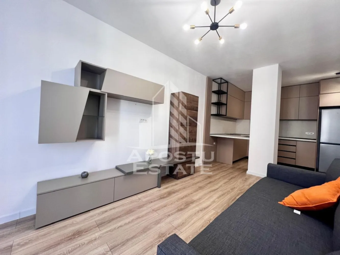Apartament 2 camere de inchiat, loc de parcare, Torontalului - APOSTU ESTATE va ofera spre inchiriere un apartament cu 2 camere, open space la etajul 5 al unui imobil dispus pe 7 niveluri in zona Torontalului(Campeador City).
Imobilul are o suprafata utila de 46 mp si este compartimentat astfel:
- hol spatios
- living cu canapea si televizor
- bucatarie utilat si mobilat modern cu loc de luat masa
- un dormitor matrimonial
- o baie cu cada
- balcon deschis
Vecinatati:
- Aerodromul Utilitar Cioca
- Metro 2
- Registrul Auto Roman Timis
- Ikea
- Transport in comun E6
Distante (cu masina):
- Iulius Mall - 10 minute
- Centru - 16 minute
Alte detalii:
Apartamentul inca nu este mobilat complet, o sa se aduca: TV, scaune, oglinda baie si lustrele de la capul patului.
Confortul termic se realizeaza cu ajutorul centralei pe imobil (incalzire in pardoseala) si al aerului conditionat.
Locul de parcare subteran este inclus in pret.
Va asteptam cu drag la o vizionare!
ID Intern: CP2601386!