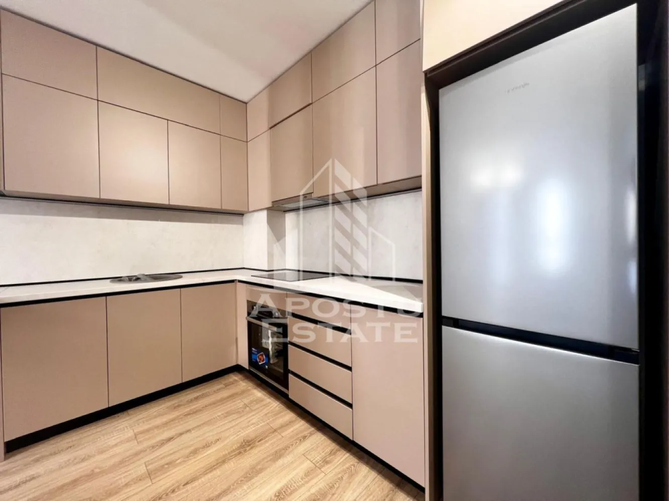 Apartament 2 camere de inchiat, loc de parcare, Torontalului - APOSTU ESTATE va ofera spre inchiriere un apartament cu 2 camere, open space la etajul 5 al unui imobil dispus pe 7 niveluri in zona Torontalului(Campeador City).
Imobilul are o suprafata utila de 46 mp si este compartimentat astfel:
- hol spatios
- living cu canapea si televizor
- bucatarie utilat si mobilat modern cu loc de luat masa
- un dormitor matrimonial
- o baie cu cada
- balcon deschis
Vecinatati:
- Aerodromul Utilitar Cioca
- Metro 2
- Registrul Auto Roman Timis
- Ikea
- Transport in comun E6
Distante (cu masina):
- Iulius Mall - 10 minute
- Centru - 16 minute
Alte detalii:
Apartamentul inca nu este mobilat complet, o sa se aduca: TV, scaune, oglinda baie si lustrele de la capul patului.
Confortul termic se realizeaza cu ajutorul centralei pe imobil (incalzire in pardoseala) si al aerului conditionat.
Locul de parcare subteran este inclus in pret.
Va asteptam cu drag la o vizionare!
ID Intern: CP2601386!