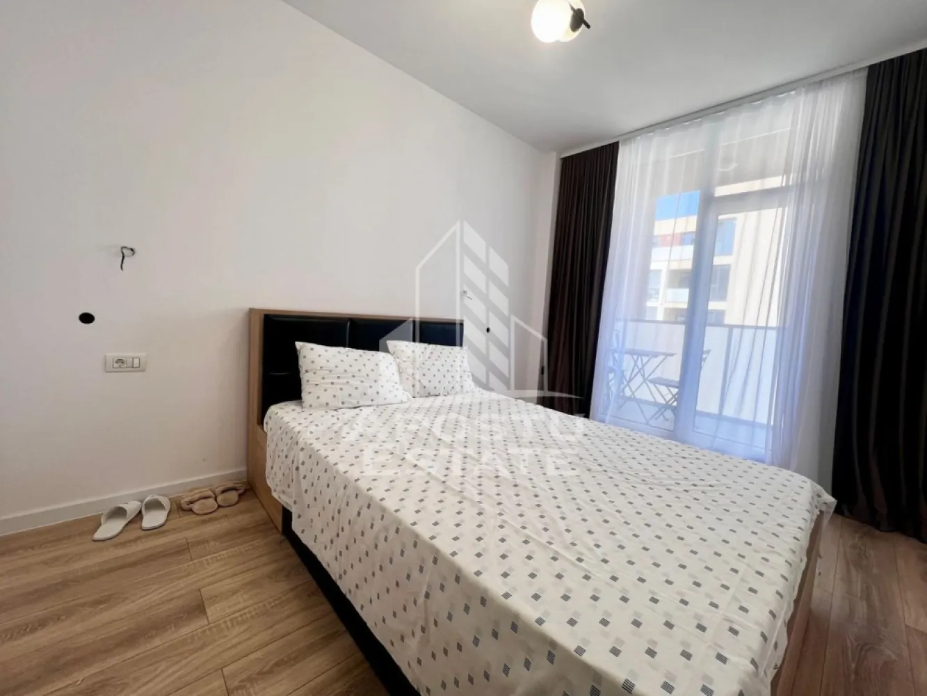 Apartament 2 camere de inchiat, loc de parcare, Torontalului - APOSTU ESTATE va ofera spre inchiriere un apartament cu 2 camere, open space la etajul 5 al unui imobil dispus pe 7 niveluri in zona Torontalului(Campeador City).
Imobilul are o suprafata utila de 46 mp si este compartimentat astfel:
- hol spatios
- living cu canapea si televizor
- bucatarie utilat si mobilat modern cu loc de luat masa
- un dormitor matrimonial
- o baie cu cada
- balcon deschis
Vecinatati:
- Aerodromul Utilitar Cioca
- Metro 2
- Registrul Auto Roman Timis
- Ikea
- Transport in comun E6
Distante (cu masina):
- Iulius Mall - 10 minute
- Centru - 16 minute
Alte detalii:
Apartamentul inca nu este mobilat complet, o sa se aduca: TV, scaune, oglinda baie si lustrele de la capul patului.
Confortul termic se realizeaza cu ajutorul centralei pe imobil (incalzire in pardoseala) si al aerului conditionat.
Locul de parcare subteran este inclus in pret.
Va asteptam cu drag la o vizionare!
ID Intern: CP2601386!