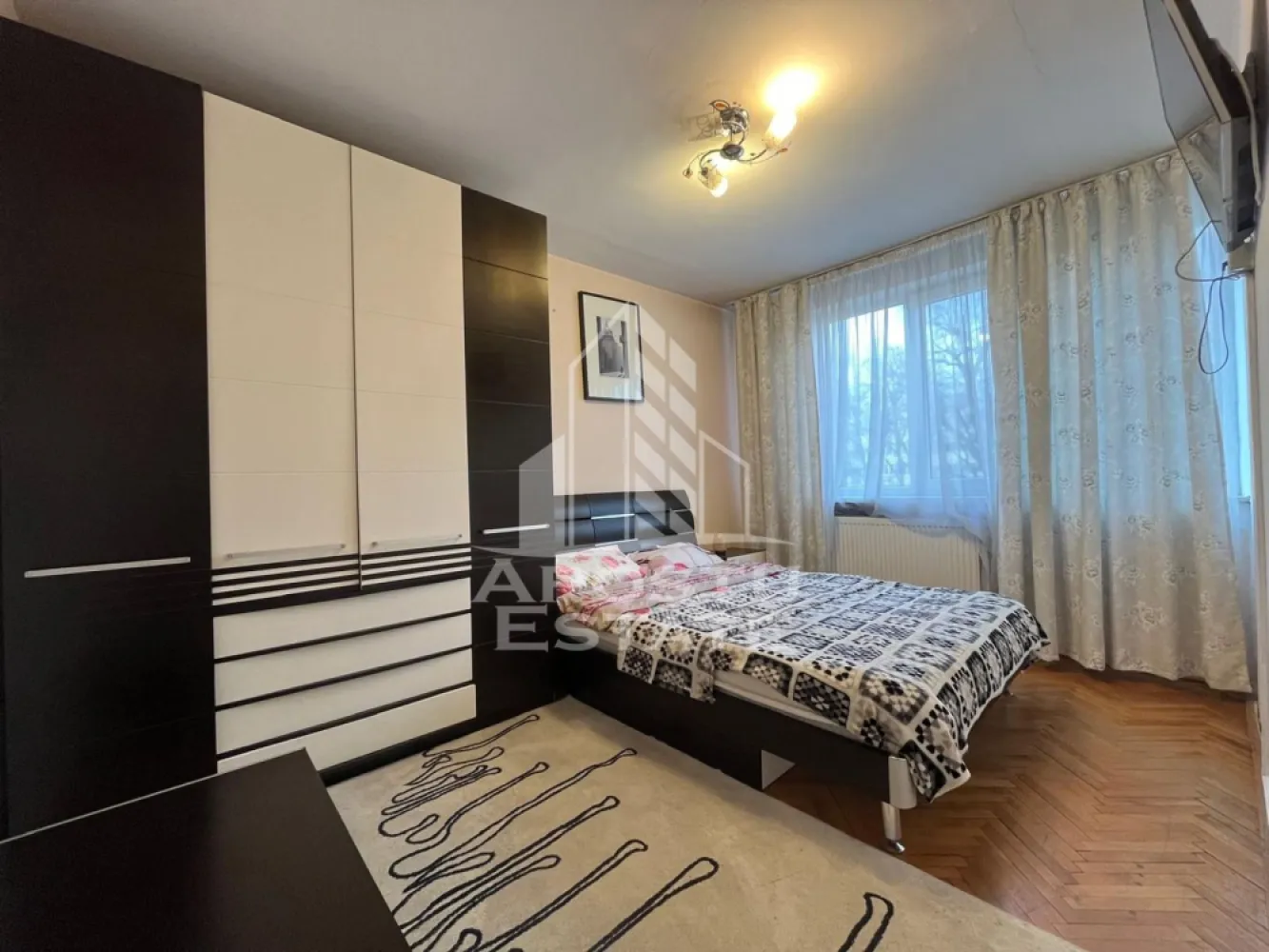 Apartament 3 camere, zona Podgoria - Apostu Estate propune spre inchiriere apartament cu 3 camere situat in zona Podgoria, intr-o locatie foarte buna, cu acces rapid la mijloacele de transport in comun si la toate facilitatile necesare unui trai confortabil. In imediata apropiere se afla scoli, gradinite, sedii bancare, restaurante, Catedrala, parcuri verzi si lac, oferind atat confort urban, cat si posibilitati de relaxare in aer liber.
Disponibil din data de 20.06

Locuinta este foarte bine intretinuta, curata si ingrijita, fiind ideala pentru o familie sau pentru investitie. Compartimentarea este practica si eficienta, cu living spatios si luminos, doua dormitoare confortabile, bucatarie functionala, baie si spatii de depozitare.

Apartamentul dispune de toate electrocasnicele necesare, complet functionale (aragaz/plită, cuptor, frigider, masina de spalat etc.), astfel incat viitorii proprietari se pot muta fara investitii suplimentare majore.

Zona este linistita, bine dezvoltata si foarte bine conectata la restul orasului, oferind acces rapid catre centre comerciale, institutii si puncte de interes. Este o oportunitate excelenta pentru cei care cauta confort, accesibilitate si o locatie centrala.
Pentru mai multe detalii sau programarea unei vizionari, va stam la dispozitie!
CP2932075