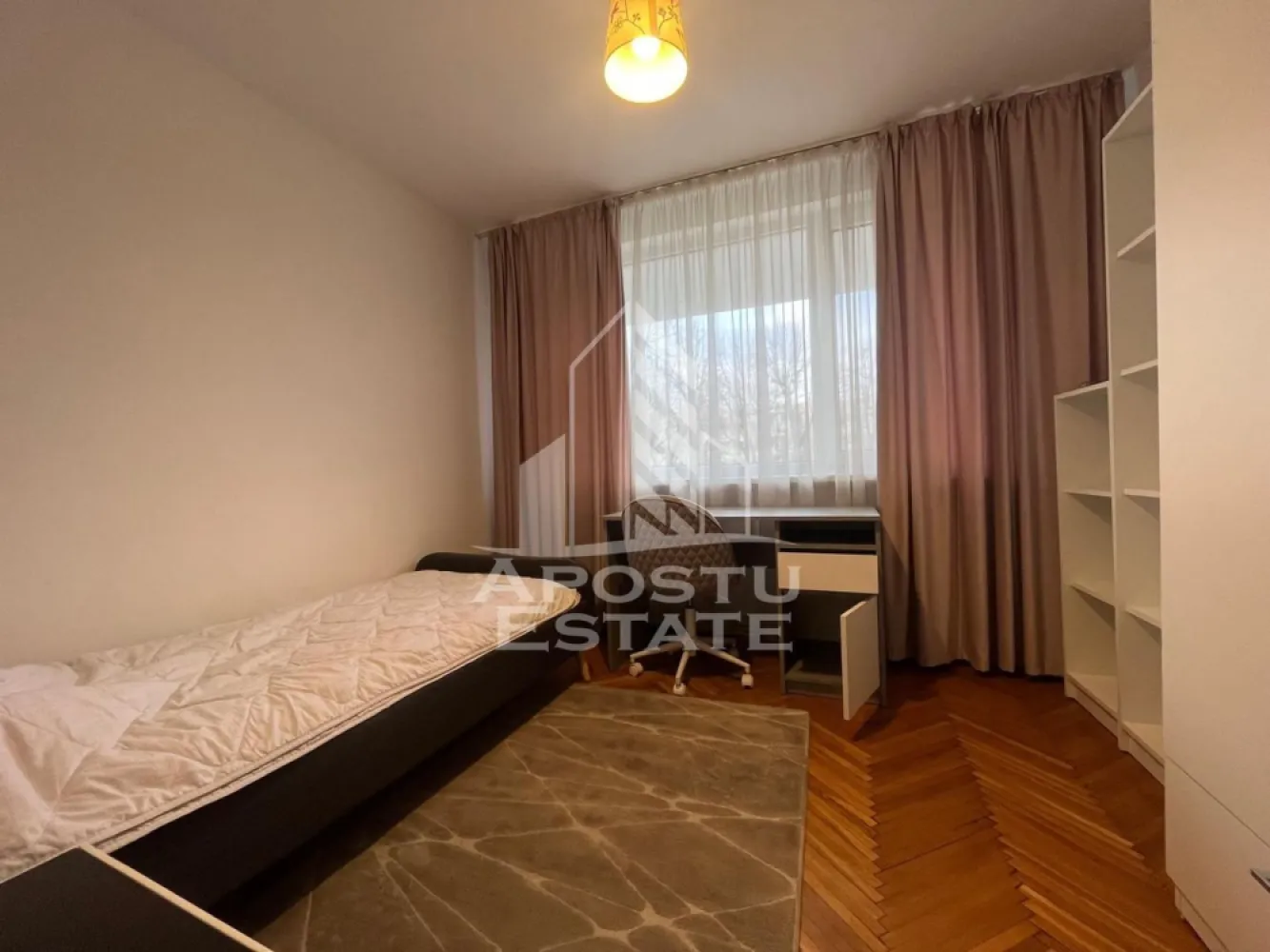 Apartament 3 camere, zona Podgoria - Apostu Estate propune spre inchiriere apartament cu 3 camere situat in zona Podgoria, intr-o locatie foarte buna, cu acces rapid la mijloacele de transport in comun si la toate facilitatile necesare unui trai confortabil. In imediata apropiere se afla scoli, gradinite, sedii bancare, restaurante, Catedrala, parcuri verzi si lac, oferind atat confort urban, cat si posibilitati de relaxare in aer liber.
Disponibil din data de 20.06

Locuinta este foarte bine intretinuta, curata si ingrijita, fiind ideala pentru o familie sau pentru investitie. Compartimentarea este practica si eficienta, cu living spatios si luminos, doua dormitoare confortabile, bucatarie functionala, baie si spatii de depozitare.

Apartamentul dispune de toate electrocasnicele necesare, complet functionale (aragaz/plită, cuptor, frigider, masina de spalat etc.), astfel incat viitorii proprietari se pot muta fara investitii suplimentare majore.

Zona este linistita, bine dezvoltata si foarte bine conectata la restul orasului, oferind acces rapid catre centre comerciale, institutii si puncte de interes. Este o oportunitate excelenta pentru cei care cauta confort, accesibilitate si o locatie centrala.
Pentru mai multe detalii sau programarea unei vizionari, va stam la dispozitie!
CP2932075