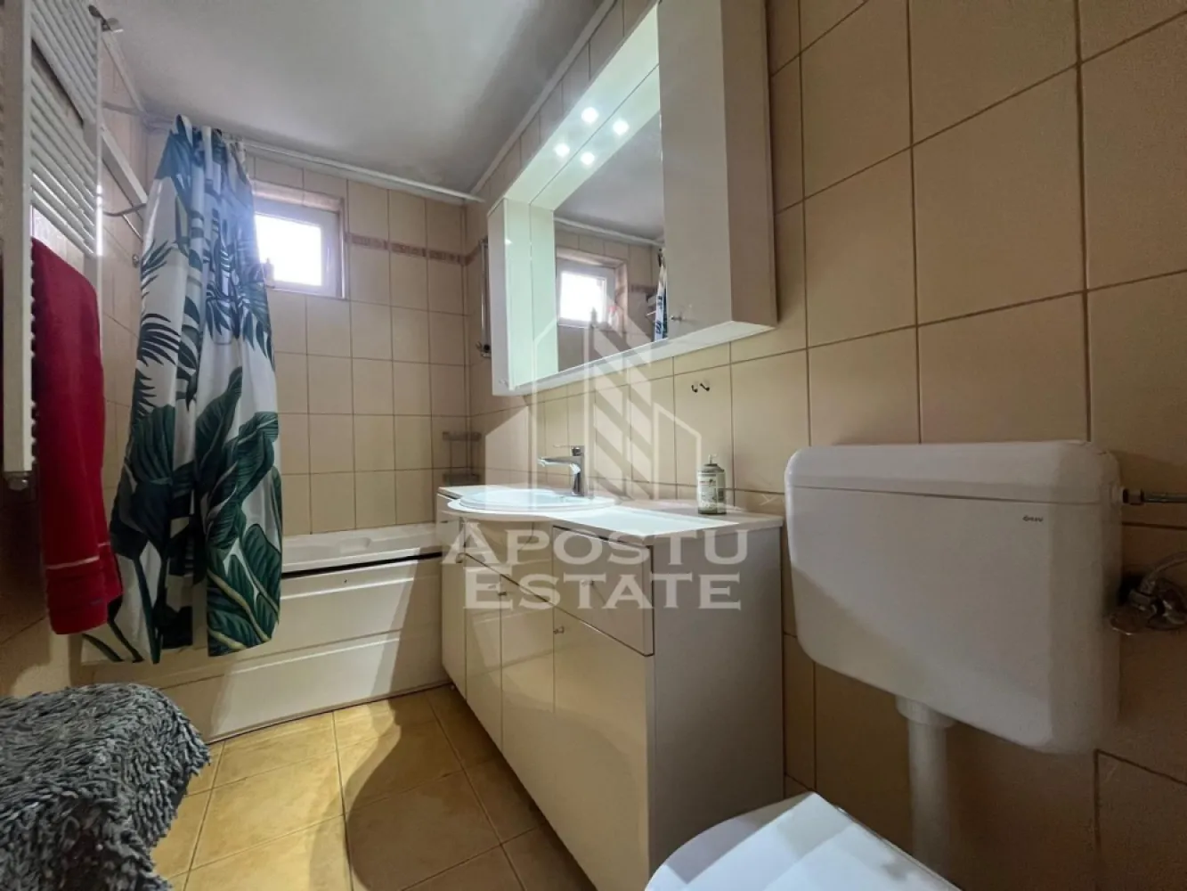 Apartament 3 camere, zona Podgoria - Apostu Estate propune spre inchiriere apartament cu 3 camere situat in zona Podgoria, intr-o locatie foarte buna, cu acces rapid la mijloacele de transport in comun si la toate facilitatile necesare unui trai confortabil. In imediata apropiere se afla scoli, gradinite, sedii bancare, restaurante, Catedrala, parcuri verzi si lac, oferind atat confort urban, cat si posibilitati de relaxare in aer liber.
Disponibil din data de 20.06

Locuinta este foarte bine intretinuta, curata si ingrijita, fiind ideala pentru o familie sau pentru investitie. Compartimentarea este practica si eficienta, cu living spatios si luminos, doua dormitoare confortabile, bucatarie functionala, baie si spatii de depozitare.

Apartamentul dispune de toate electrocasnicele necesare, complet functionale (aragaz/plită, cuptor, frigider, masina de spalat etc.), astfel incat viitorii proprietari se pot muta fara investitii suplimentare majore.

Zona este linistita, bine dezvoltata si foarte bine conectata la restul orasului, oferind acces rapid catre centre comerciale, institutii si puncte de interes. Este o oportunitate excelenta pentru cei care cauta confort, accesibilitate si o locatie centrala.
Pentru mai multe detalii sau programarea unei vizionari, va stam la dispozitie!
CP2932075
