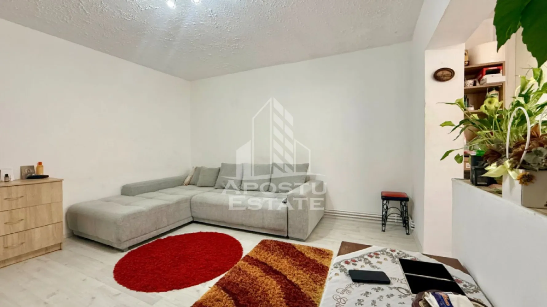 Apartament cu 3 camere, curte si boxa de vanzare, Zona Simion Barnutiu - Agentia imobiliara APOSTU ESTATE va propune spre vanzare un apartament cu 3 camere, boxa si 20mp teren in folosinta, situat la parter inalt intr-un bloc anvelopat, in zona Dorobantilor, Timisoara, judetul Timis.
Imobilul are o suprafata utila de 69.5 mp, decomandat si este compartimentat astfel:
- hol de acces 
- living spatios cu balcon
- bucatarie inchisa, complet mobilata si utilata
- 2 dormitoare
-baie cu cada si geam 

Dotari si beneficii:
-centrala termica proprie pe gaz
-boxa de 16,38 mp
-balcon 4,32 mp
-20 mp teren in folosinta
-bloc anvelopat

Pozitie excelenta:
- doar 5 minute de mers pe jos: Profi, Lidl, farmacii
- 10 minute cu masina si 30 de minute de mers pe jos pana in centrul orasului

Pentru pretul de 140.000 de euro apartamentul se vinde nemobilat, iar pentru pretul de 150.000 de euro se vinde mobilat.

Apartamentul este ideal atat pentru locuinta proprie, cat si pentru investitie. Zona este bine cotata, cu multiple facilitati in proximitate.

Agentia imobiliara Apostu Estate va ofera consultanta bancara gratuita prin intermediul colaboratorilor nostri pentru alegerea celui mai potrivit tip de credit, astfel incat tu sa devii noul proprietar al acestui apartament.
Va asteptam cu drag la o vizionare.
ID INTERN : CP3118111