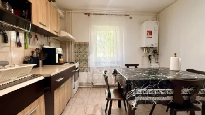 Apartament cu 3 camere, curte si boxa de vanzare, Zona Simion Barnutiu