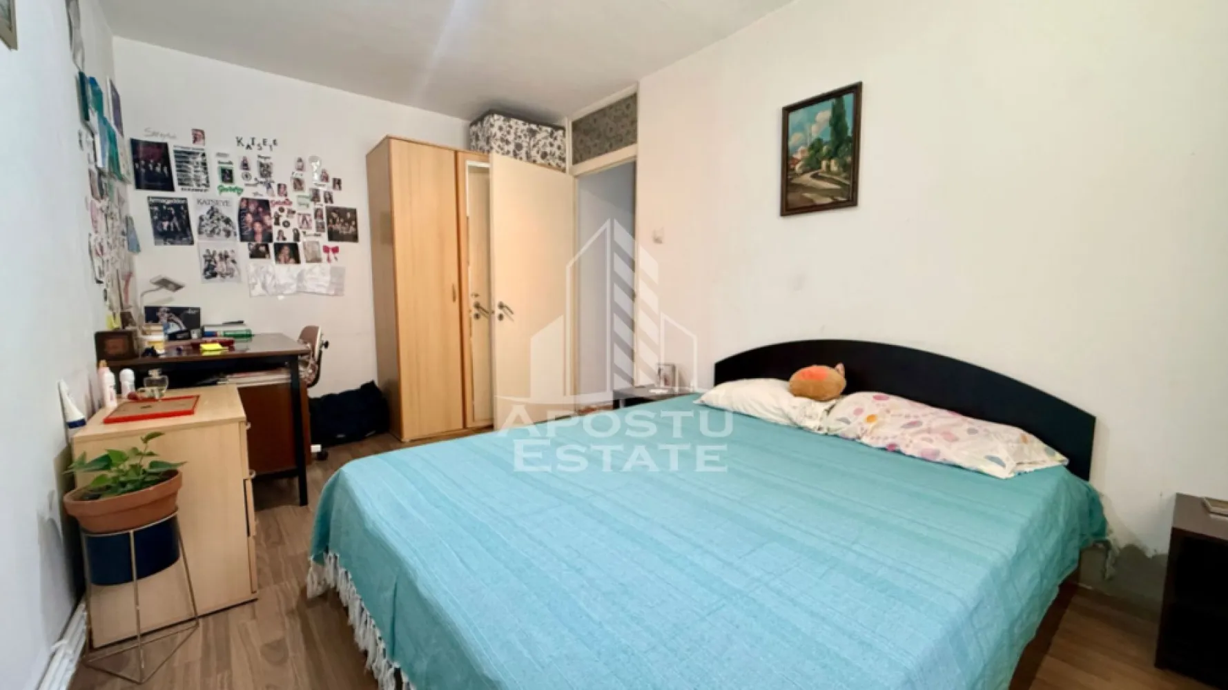 Apartament cu 3 camere, curte si boxa de vanzare, Zona Simion Barnutiu - Agentia imobiliara APOSTU ESTATE va propune spre vanzare un apartament cu 3 camere, boxa si 20mp teren in folosinta, situat la parter inalt intr-un bloc anvelopat, in zona Dorobantilor, Timisoara, judetul Timis.
Imobilul are o suprafata utila de 69.5 mp, decomandat si este compartimentat astfel:
- hol de acces 
- living spatios cu balcon
- bucatarie inchisa, complet mobilata si utilata
- 2 dormitoare
-baie cu cada si geam 

Dotari si beneficii:
-centrala termica proprie pe gaz
-boxa de 16,38 mp
-balcon 4,32 mp
-20 mp teren in folosinta
-bloc anvelopat

Pozitie excelenta:
- doar 5 minute de mers pe jos: Profi, Lidl, farmacii
- 10 minute cu masina si 30 de minute de mers pe jos pana in centrul orasului

Pentru pretul de 140.000 de euro apartamentul se vinde nemobilat, iar pentru pretul de 150.000 de euro se vinde mobilat.

Apartamentul este ideal atat pentru locuinta proprie, cat si pentru investitie. Zona este bine cotata, cu multiple facilitati in proximitate.

Agentia imobiliara Apostu Estate va ofera consultanta bancara gratuita prin intermediul colaboratorilor nostri pentru alegerea celui mai potrivit tip de credit, astfel incat tu sa devii noul proprietar al acestui apartament.
Va asteptam cu drag la o vizionare.
ID INTERN : CP3118111