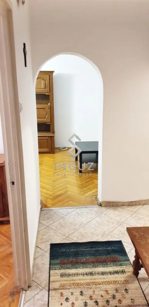 APARTAMENT 3 CAMERE DE ÎNCHIRIAT – TINERETULUI | PARCARE INCLUSĂ - APARTAMENT 3 CAMERE DE ÎNCHIRIAT – TINERETULUI | PARCARE INCLUSĂ

⬇️ العربية بالأسفل ⬇️

Disponibil imediat!

Vă prezentăm un apartament spațios cu 3 camere, situat într-una dintre cele mai apreciate zone din București – Tineretului, la doar câteva minute de stația de metrou și de Parcul Tineretului. Zona este recunoscută pentru accesul rapid către centrul orașului, numeroasele spații verzi și conexiunile excelente de transport.

Detalii proprietate:
• 3 camere
• Suprafață utilă: 70 mp
• Compartimentare decomandată
• Etaj 4
• Complet mobilat și utilat
• Loc de parcare inclus
• Apartament luminos și bine întreținut
• Ideal pentru familie, cuplu sau profesioniști

Localizare excelentă:
• Strada Trestiana, Sector 4
• Aproximativ 7 minute de mers până la metrou Tineretului
• La câțiva pași de Parcul Tineretului
• Acces rapid către Piața Unirii, Timpuri Noi și centrul orașului
• În apropiere de magazine, școli, grădinițe, restaurante și mijloace de transport în comun.

Chirie: 650 Euro / lună

Comision agenție: 50% din valoarea primei luni de chirie + TVA.

━━━━━━━━━━━━━━━━━━━━

شقة 3 غرف للإيجار – Tineretului | موقف سيارة شامل

متوفرة للسكن فوراً.

شقة واسعة ومريحة تقع في منطقة Tineretului المميزة في القطاع الرابع من بوخارست، على بعد دقائق قليلة من محطة المترو ومن حديقة Tineretului، إحدى أكبر وأجمل الحدائق في المدينة.

مواصفات الشقة:
• 3 غرف
• مساحة 70 متر مربع
• تقسيم منفصل
• الطابق الرابع
• مفروشة ومجهزة بالكامل
• موقف سيارة خاص
• إضاءة طبيعية ممتازة
• مناسبة للعائلات أو الأزواج أو الموظفين

مميزات الموقع:
• بالقرب من المترو
• بالقرب من الحديقة
• وصول سريع إلى وسط بوخارست
• مدارس، حضانات، متاجر وخدمات متنوعة على مسافة قصيرة

الإيجار: 650 يورو شهرياً

عمولة المكتب: 50٪ من قيمة أول شهر إيجار + الضريبة

Inguz Real Estate
📱 +40 774 017 567
📱 +40 724 922 092
✉️ info.inguzrealestate.com