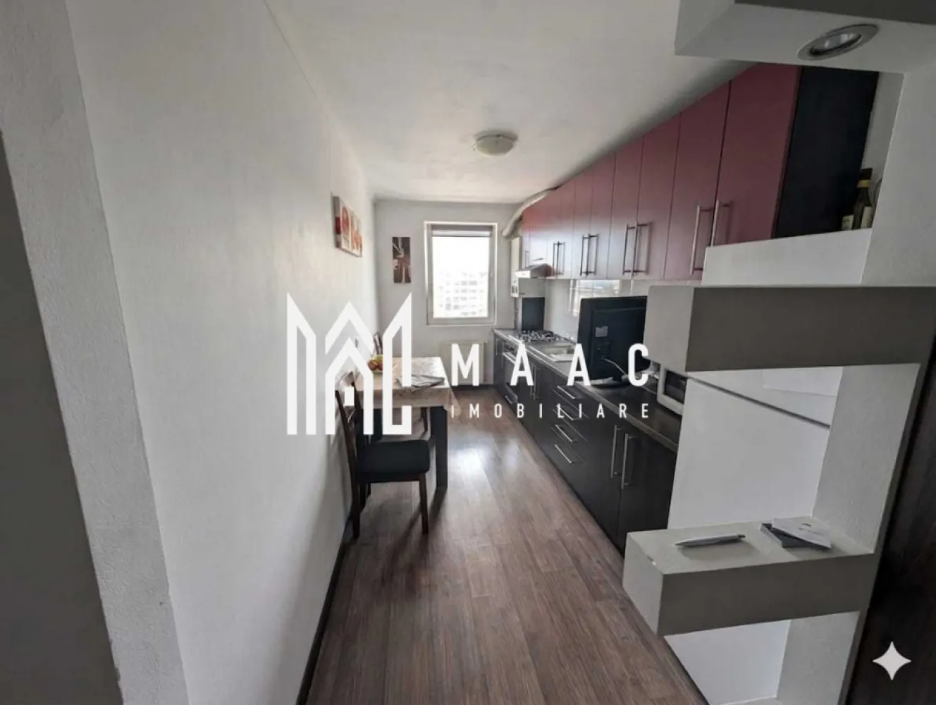 Garsonieră 46 mp | Mobilată | Balcon | Lazaret - MAAC Imobiliare prezintă spre vânzare o garsonieră decomandată, cu o suprafață utilă de 46 mp, situată la etajul 4 al unui imobil din Sibiu, ideală atât pentru locuit, cât și pentru investiție.

Locuința beneficiază de o compartimentare practică și eficientă, fiind compusă din:

cameră spațioasă și luminoasă;
bucătărie separată;
baie dotată cu cabină de duș;
spații de depozitare bine organizate.

Garsoniera este amenajată cu mobilier realizat la comandă și se predă complet mobilată și utilată, fiind pregătită pentru mutare imediată. Finisajele în nuanțe deschise și pardoseala din lemn creează un ambient plăcut, cald și primitor.

Imobilul este amplasat într-o zonă cu acces facil către centrul orașului, având în apropiere magazine, stații pentru transportul public, restaurante, cafenele și spații verzi destinate relaxării.

Avantaje:

compartimentare decomandată;
suprafață generoasă pentru o garsonieră;
mobilier realizat la comandă;
se vinde mobilată și utilată;
acces rapid către zona centrală;
mijloace de transport în comun în apropiere;
oportunitate excelentă pentru investiție sau locuință proprie.

Pentru mai multe detalii și programarea unei vizionări, precizați telefonic că ați văzut anunțul cu ID: CP3136411.