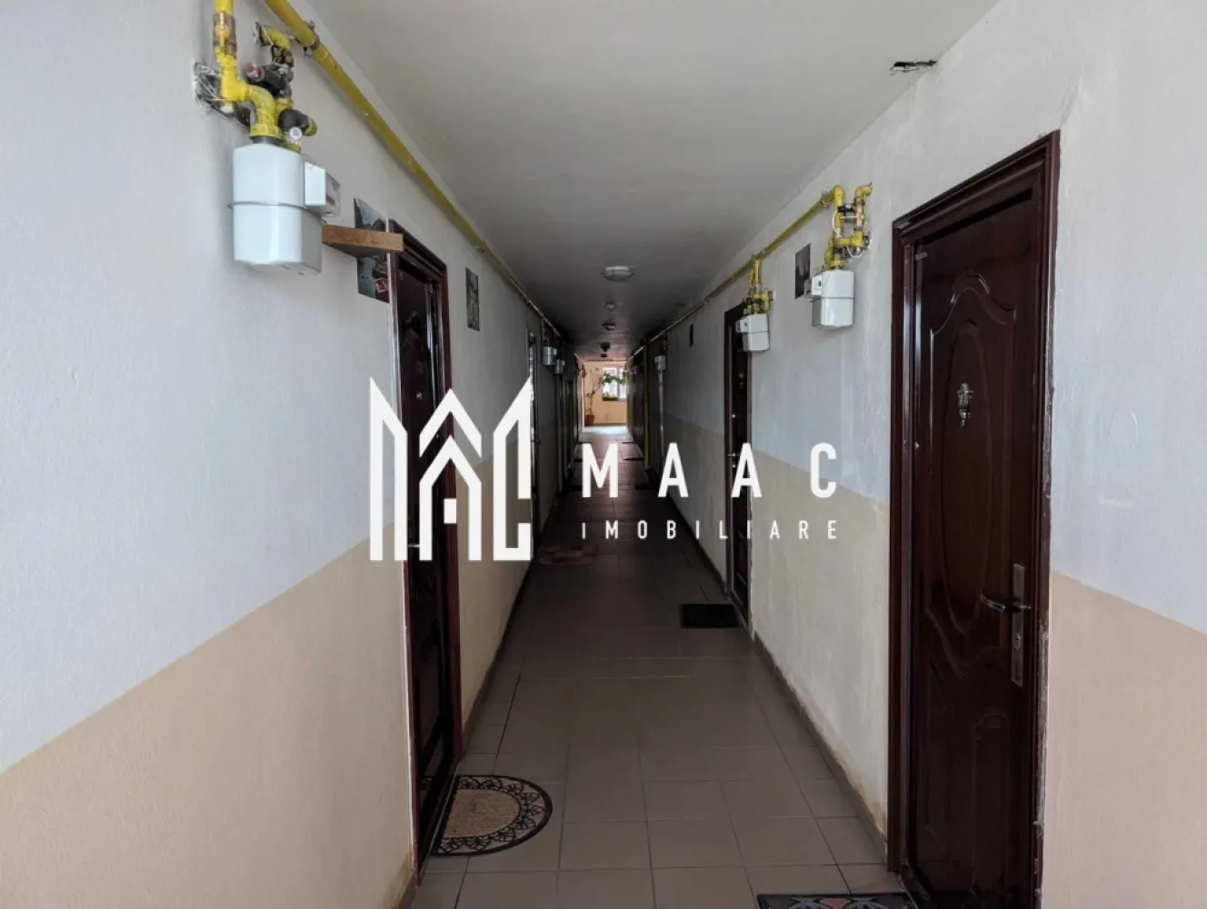Garsonieră 46 mp | Mobilată | Balcon | Lazaret - MAAC Imobiliare prezintă spre vânzare o garsonieră decomandată, cu o suprafață utilă de 46 mp, situată la etajul 4 al unui imobil din Sibiu, ideală atât pentru locuit, cât și pentru investiție.

Locuința beneficiază de o compartimentare practică și eficientă, fiind compusă din:

cameră spațioasă și luminoasă;
bucătărie separată;
baie dotată cu cabină de duș;
spații de depozitare bine organizate.

Garsoniera este amenajată cu mobilier realizat la comandă și se predă complet mobilată și utilată, fiind pregătită pentru mutare imediată. Finisajele în nuanțe deschise și pardoseala din lemn creează un ambient plăcut, cald și primitor.

Imobilul este amplasat într-o zonă cu acces facil către centrul orașului, având în apropiere magazine, stații pentru transportul public, restaurante, cafenele și spații verzi destinate relaxării.

Avantaje:

compartimentare decomandată;
suprafață generoasă pentru o garsonieră;
mobilier realizat la comandă;
se vinde mobilată și utilată;
acces rapid către zona centrală;
mijloace de transport în comun în apropiere;
oportunitate excelentă pentru investiție sau locuință proprie.

Pentru mai multe detalii și programarea unei vizionări, precizați telefonic că ați văzut anunțul cu ID: CP3136411.