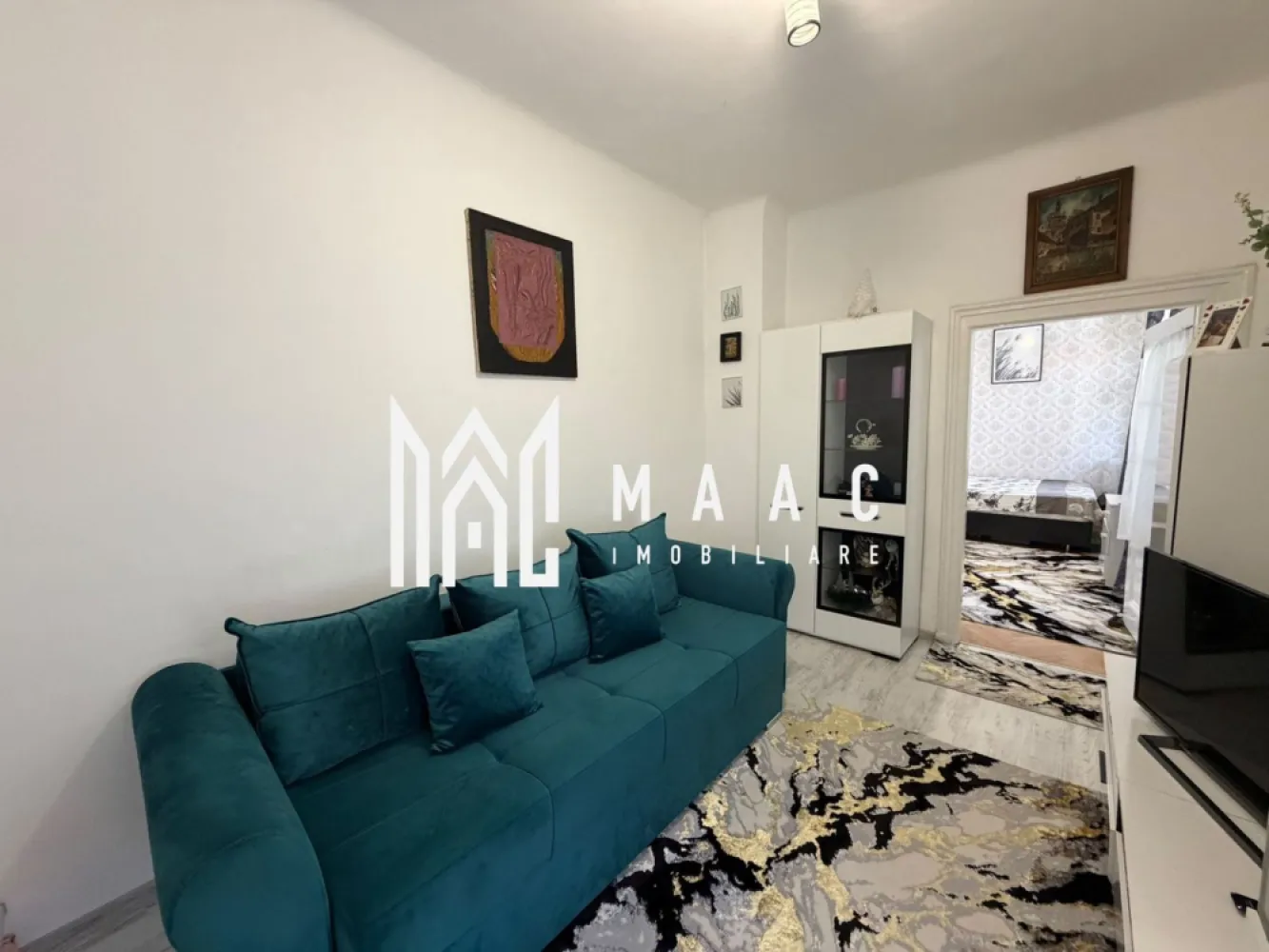 Apartament 2 camere 47 MP | Zona Ultracentral | Terasa 18 mp - MAAC Imobiliare vă invită să descoperiți un apartament cu adevărat special, situat în inima orașului – locul unde eleganța întâlnește confortul.

Acest apartament cu 2 camere impresionează prin atmosfera sa primitoare și printr-un atu rar întâlnit: o terasă generoasă de 18 mp, perfectă pentru dimineți liniștite cu cafeaua în mână sau seri relaxante în aer liber.

Locuința este completată de o pivniță practică pentru depozitare și de accesul la o curte comună impecabil întreținută – un spațiu verde care adaugă un plus de liniște și rafinament vieții de zi cu zi.

Poziționarea centrală transformă această proprietate într-o alegere ideală, oferind acces rapid la tot ce contează: restaurante, cafenele, magazine și principalele puncte de interes ale orașului.

Fie că îți dorești un cămin cochet sau o investiție valoroasă, acest apartament este genul de proprietate care se simte „acasă” din prima clipă. Sa specificati CP3148509