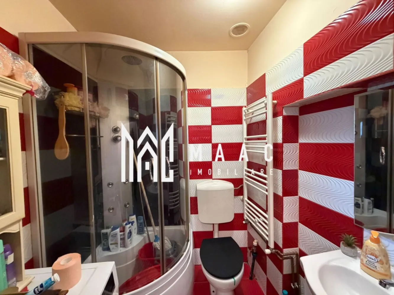 Apartament 2 camere 47 MP | Zona Ultracentral | Terasa 18 mp - MAAC Imobiliare vă invită să descoperiți un apartament cu adevărat special, situat în inima orașului – locul unde eleganța întâlnește confortul.

Acest apartament cu 2 camere impresionează prin atmosfera sa primitoare și printr-un atu rar întâlnit: o terasă generoasă de 18 mp, perfectă pentru dimineți liniștite cu cafeaua în mână sau seri relaxante în aer liber.

Locuința este completată de o pivniță practică pentru depozitare și de accesul la o curte comună impecabil întreținută – un spațiu verde care adaugă un plus de liniște și rafinament vieții de zi cu zi.

Poziționarea centrală transformă această proprietate într-o alegere ideală, oferind acces rapid la tot ce contează: restaurante, cafenele, magazine și principalele puncte de interes ale orașului.

Fie că îți dorești un cămin cochet sau o investiție valoroasă, acest apartament este genul de proprietate care se simte „acasă” din prima clipă. Sa specificati CP3148509