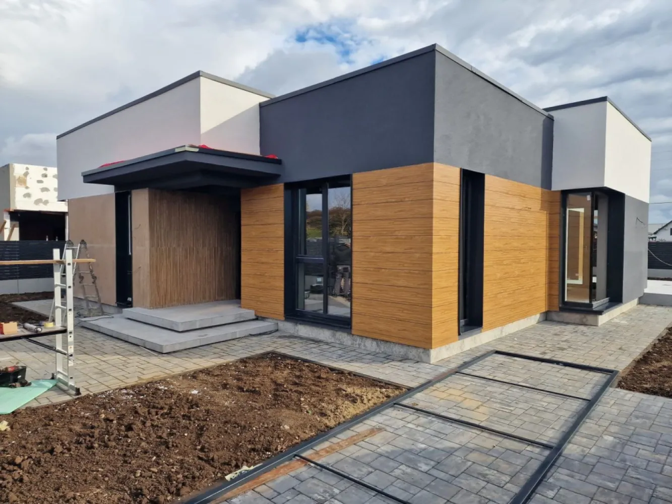 Casa pe parter | Balotești, lângă pădure - Vă propunem, spre vânzare, o casă individuală pe parter, parte dintr-un nou proiect rezidențial amplasat în Balotești, într-o zonă liniștită, lângă pădure, și în apropierea principalelor puncte de interes din Nordul Capitalei. Locuința are o suprafață utilă de 124,64 mp și o suprafață construită desfășurată de 172,8 mp, fiind amplasată pe un teren de 420 mp (disponibilă și în varianta cu 508 mp teren, preț diferit). 

Compartimentarea interioară este una eficientă și echilibrată:
* Living spațios de 27,74 mp, cu lumină naturală abundentă, ce permite amenajarea atât a unei zone de relaxare, cât și de dining.
* Bucătărie de 15,51 mp, retrasă față de zona de zi și cu acces direct către terasă. La cerere, aceasta poate fi închisă complet.
* Trei dormitoare, dintre care unul matrimonial cu baie proprie și dressing, iar celelalte două deservite de o baie.
* Cameră tehnică dedicată pentru centrală și multiple spații de depozitare.
* Două băi moderne și spațioase, gândite pentru utilizare practică.

Construcția este realizată din cărămidă Porotherm de 30 cm, izolată la exterior cu polistiren de 15 cm, și este echipată cu geamuri tripan 4 Season, placă de beton peste parter și acoperiș din tablă tip Lindab, oferind durabilitate și confort termic ridicat. Încălzirea este integral în pardoseală, cu distribuitor separat pentru fiecare cameră, iar curtea se predă complet amenajată. În plus, casa se predă cu finisaje și obiecte sanitare de calitate, alese de viitorul proprietar, pentru a se potrivi perfect gusturilor și nevoilor familiei.

Poziționarea reprezintă un avantaj major: locuința se află în proximitatea pădurii Balotești, într-un cadru natural aerisit, dar în același timp aproape de magazine, școli, grădinițe și mijloace de transport. Accesul facil către DN1 și zona de Nord a Bucureștiului face ca această casă să fie alegerea ideală pentru familiile care își doresc atât liniște și intimitate, cât și conectivitate rapidă la oraș.

Programează acum o vizionare!