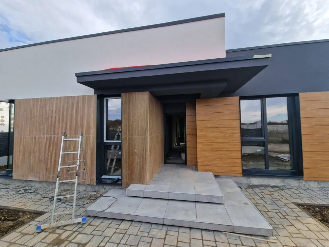 Casa pe parter | Balotești, lângă pădure - Vă propunem, spre vânzare, o casă individuală pe parter, parte dintr-un nou proiect rezidențial amplasat în Balotești, într-o zonă liniștită, lângă pădure, și în apropierea principalelor puncte de interes din Nordul Capitalei. Locuința are o suprafață utilă de 124,64 mp și o suprafață construită desfășurată de 172,8 mp, fiind amplasată pe un teren de 420 mp (disponibilă și în varianta cu 508 mp teren, preț diferit). 

Compartimentarea interioară este una eficientă și echilibrată:
* Living spațios de 27,74 mp, cu lumină naturală abundentă, ce permite amenajarea atât a unei zone de relaxare, cât și de dining.
* Bucătărie de 15,51 mp, retrasă față de zona de zi și cu acces direct către terasă. La cerere, aceasta poate fi închisă complet.
* Trei dormitoare, dintre care unul matrimonial cu baie proprie și dressing, iar celelalte două deservite de o baie.
* Cameră tehnică dedicată pentru centrală și multiple spații de depozitare.
* Două băi moderne și spațioase, gândite pentru utilizare practică.

Construcția este realizată din cărămidă Porotherm de 30 cm, izolată la exterior cu polistiren de 15 cm, și este echipată cu geamuri tripan 4 Season, placă de beton peste parter și acoperiș din tablă tip Lindab, oferind durabilitate și confort termic ridicat. Încălzirea este integral în pardoseală, cu distribuitor separat pentru fiecare cameră, iar curtea se predă complet amenajată. În plus, casa se predă cu finisaje și obiecte sanitare de calitate, alese de viitorul proprietar, pentru a se potrivi perfect gusturilor și nevoilor familiei.

Poziționarea reprezintă un avantaj major: locuința se află în proximitatea pădurii Balotești, într-un cadru natural aerisit, dar în același timp aproape de magazine, școli, grădinițe și mijloace de transport. Accesul facil către DN1 și zona de Nord a Bucureștiului face ca această casă să fie alegerea ideală pentru familiile care își doresc atât liniște și intimitate, cât și conectivitate rapidă la oraș.

Programează acum o vizionare!