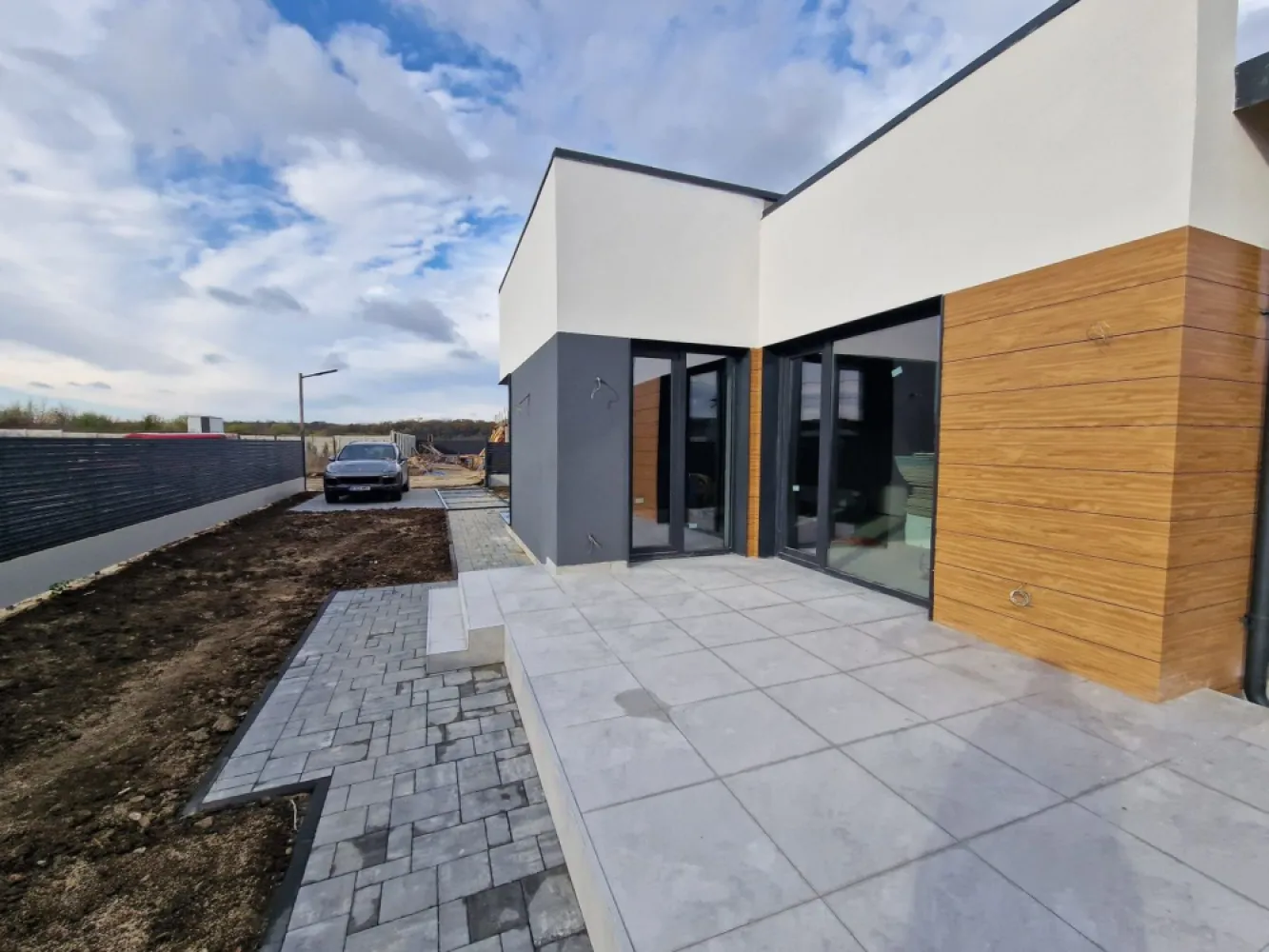 Casa pe parter | Balotești, lângă pădure - Vă propunem, spre vânzare, o casă individuală pe parter, parte dintr-un nou proiect rezidențial amplasat în Balotești, într-o zonă liniștită, lângă pădure, și în apropierea principalelor puncte de interes din Nordul Capitalei. Locuința are o suprafață utilă de 124,64 mp și o suprafață construită desfășurată de 172,8 mp, fiind amplasată pe un teren de 420 mp (disponibilă și în varianta cu 508 mp teren, preț diferit). 

Compartimentarea interioară este una eficientă și echilibrată:
* Living spațios de 27,74 mp, cu lumină naturală abundentă, ce permite amenajarea atât a unei zone de relaxare, cât și de dining.
* Bucătărie de 15,51 mp, retrasă față de zona de zi și cu acces direct către terasă. La cerere, aceasta poate fi închisă complet.
* Trei dormitoare, dintre care unul matrimonial cu baie proprie și dressing, iar celelalte două deservite de o baie.
* Cameră tehnică dedicată pentru centrală și multiple spații de depozitare.
* Două băi moderne și spațioase, gândite pentru utilizare practică.

Construcția este realizată din cărămidă Porotherm de 30 cm, izolată la exterior cu polistiren de 15 cm, și este echipată cu geamuri tripan 4 Season, placă de beton peste parter și acoperiș din tablă tip Lindab, oferind durabilitate și confort termic ridicat. Încălzirea este integral în pardoseală, cu distribuitor separat pentru fiecare cameră, iar curtea se predă complet amenajată. În plus, casa se predă cu finisaje și obiecte sanitare de calitate, alese de viitorul proprietar, pentru a se potrivi perfect gusturilor și nevoilor familiei.

Poziționarea reprezintă un avantaj major: locuința se află în proximitatea pădurii Balotești, într-un cadru natural aerisit, dar în același timp aproape de magazine, școli, grădinițe și mijloace de transport. Accesul facil către DN1 și zona de Nord a Bucureștiului face ca această casă să fie alegerea ideală pentru familiile care își doresc atât liniște și intimitate, cât și conectivitate rapidă la oraș.

Programează acum o vizionare!