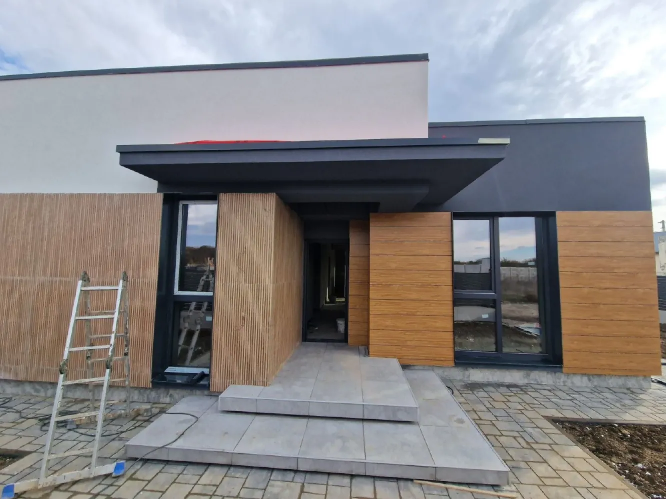Casa pe parter | Balotești, lângă pădure - Vă propunem, spre vânzare, o casă individuală pe parter, parte dintr-un nou proiect rezidențial amplasat în Balotești, într-o zonă liniștită, lângă pădure, și în apropierea principalelor puncte de interes din Nordul Capitalei. Locuința are o suprafață utilă de 124,64 mp și o suprafață construită desfășurată de 172,8 mp, fiind amplasată pe un teren de 420 mp (disponibilă și în varianta cu 508 mp teren, preț diferit). 

Compartimentarea interioară este una eficientă și echilibrată:
* Living spațios de 27,74 mp, cu lumină naturală abundentă, ce permite amenajarea atât a unei zone de relaxare, cât și de dining.
* Bucătărie de 15,51 mp, retrasă față de zona de zi și cu acces direct către terasă. La cerere, aceasta poate fi închisă complet.
* Trei dormitoare, dintre care unul matrimonial cu baie proprie și dressing, iar celelalte două deservite de o baie.
* Cameră tehnică dedicată pentru centrală și multiple spații de depozitare.
* Două băi moderne și spațioase, gândite pentru utilizare practică.

Construcția este realizată din cărămidă Porotherm de 30 cm, izolată la exterior cu polistiren de 15 cm, și este echipată cu geamuri tripan 4 Season, placă de beton peste parter și acoperiș din tablă tip Lindab, oferind durabilitate și confort termic ridicat. Încălzirea este integral în pardoseală, cu distribuitor separat pentru fiecare cameră, iar curtea se predă complet amenajată. În plus, casa se predă cu finisaje și obiecte sanitare de calitate, alese de viitorul proprietar, pentru a se potrivi perfect gusturilor și nevoilor familiei.

Poziționarea reprezintă un avantaj major: locuința se află în proximitatea pădurii Balotești, într-un cadru natural aerisit, dar în același timp aproape de magazine, școli, grădinițe și mijloace de transport. Accesul facil către DN1 și zona de Nord a Bucureștiului face ca această casă să fie alegerea ideală pentru familiile care își doresc atât liniște și intimitate, cât și conectivitate rapidă la oraș.

Programează acum o vizionare!